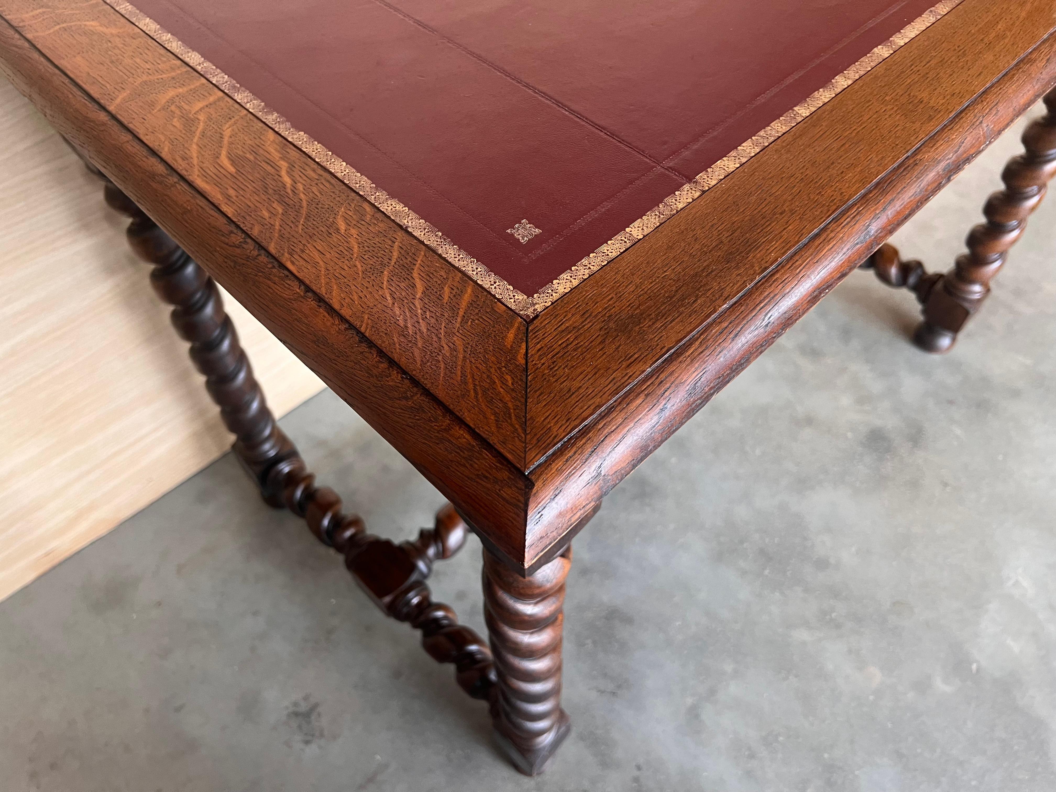 Escritorio Antique French de nogal con cajón y tapa de cuero en venta 1