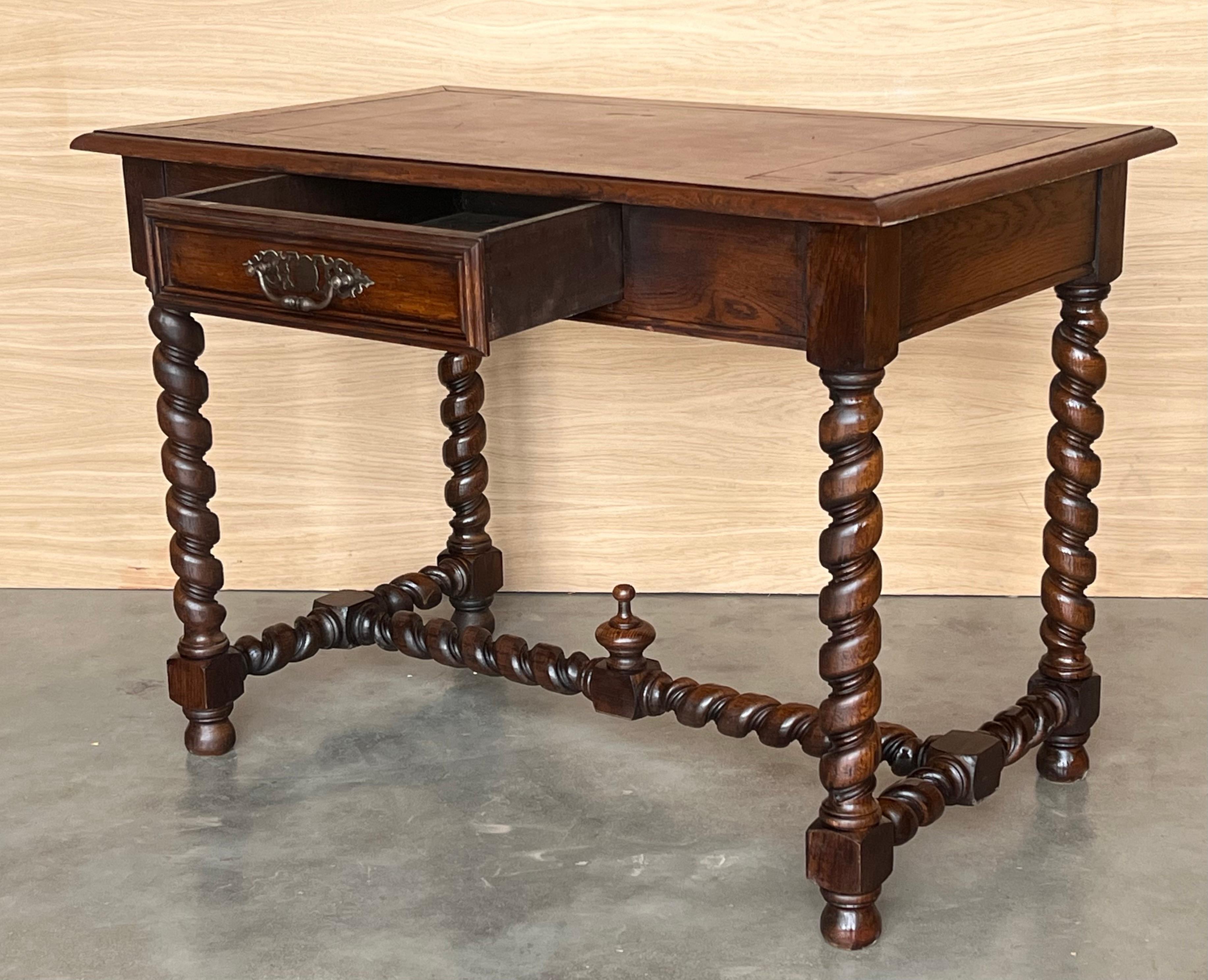 Escritorio Antique French de nogal con cajón y tapa de cuero en venta 2