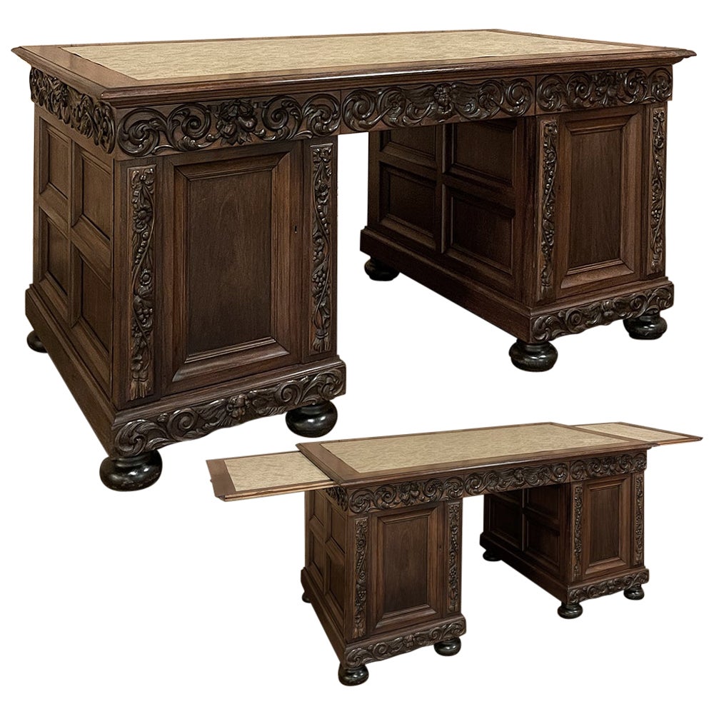 Escritorio Ejecutivo Antique French de Nogal con Tiradores y Tapa de Piel de Fieltro