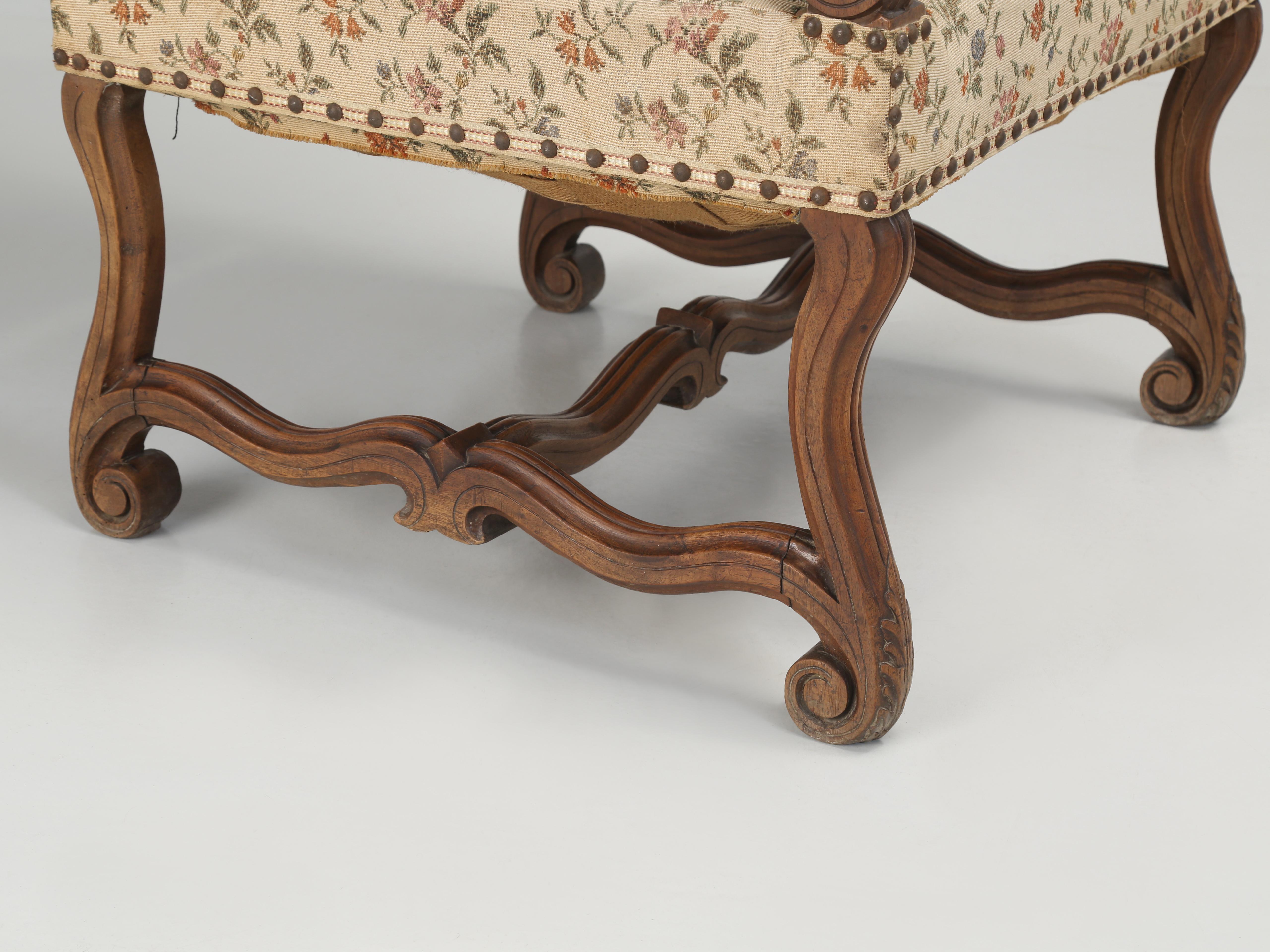 Fin du XIXe siècle Fauteuil ou chaise de trône ancien en noyer sculpté à la main, non restauré en vente