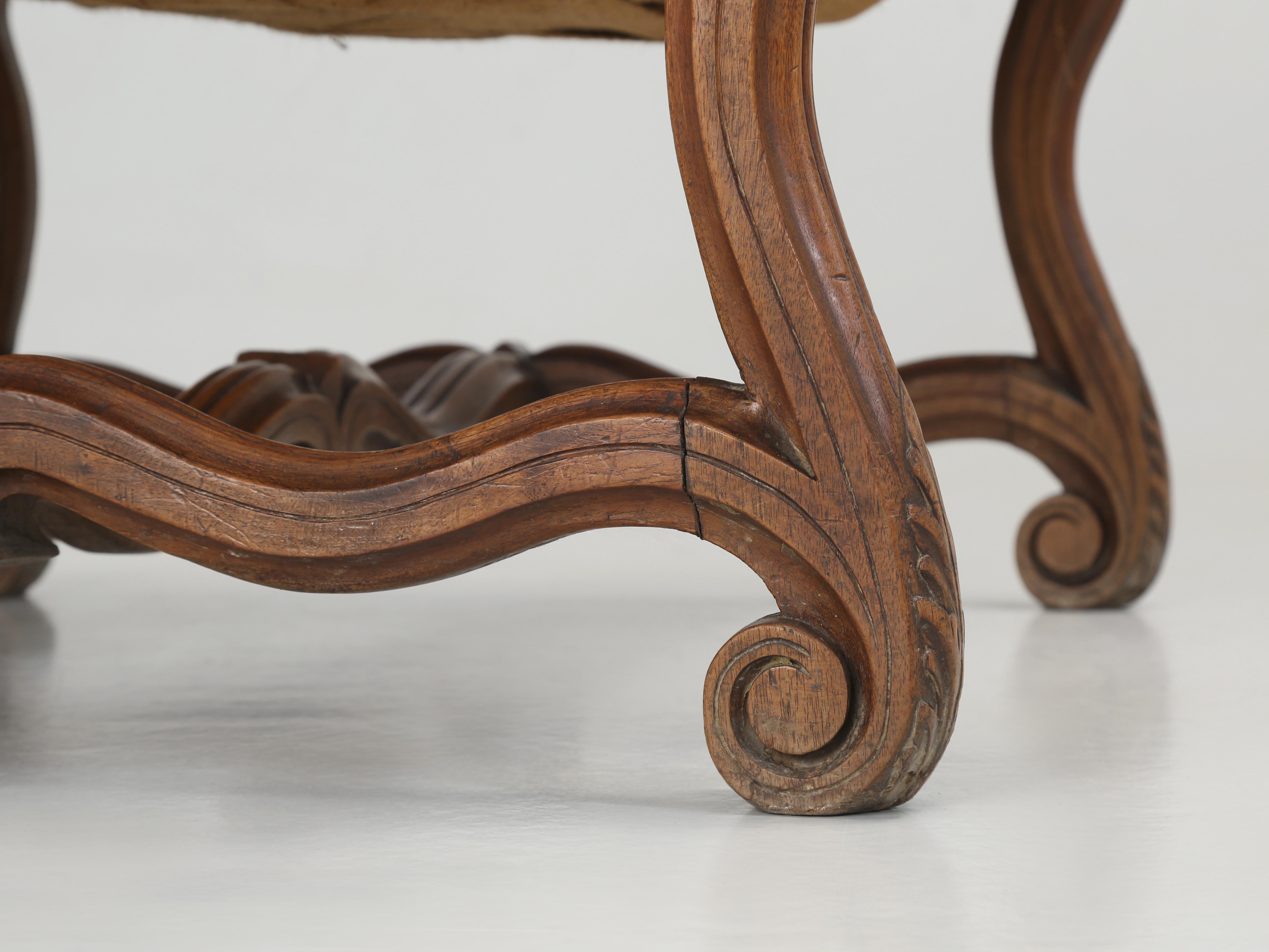 Bois Fauteuil ou chaise de trône ancien en noyer sculpté à la main, non restauré en vente