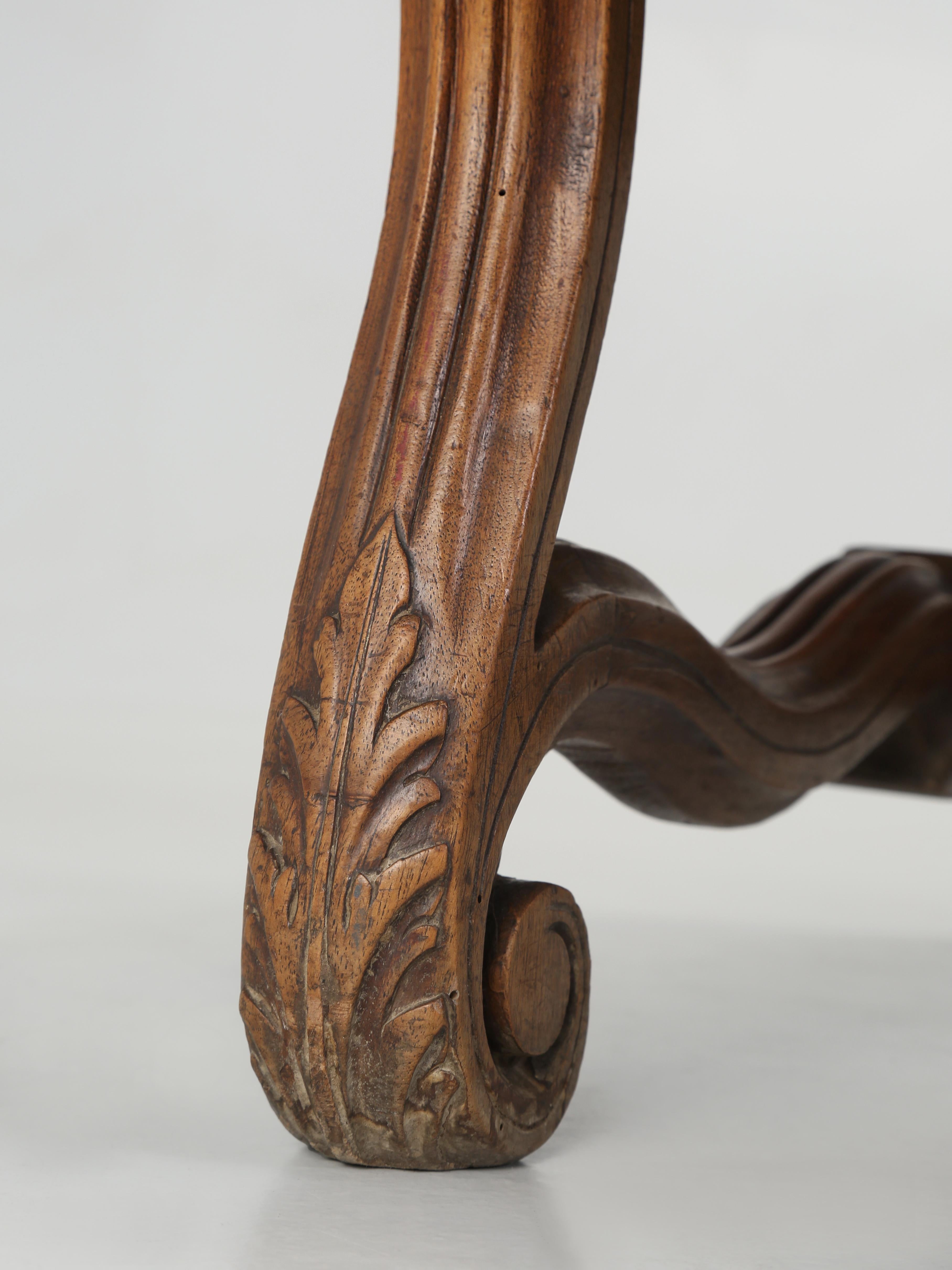 Fauteuil ou chaise de trône ancien en noyer sculpté à la main, non restauré en vente 1