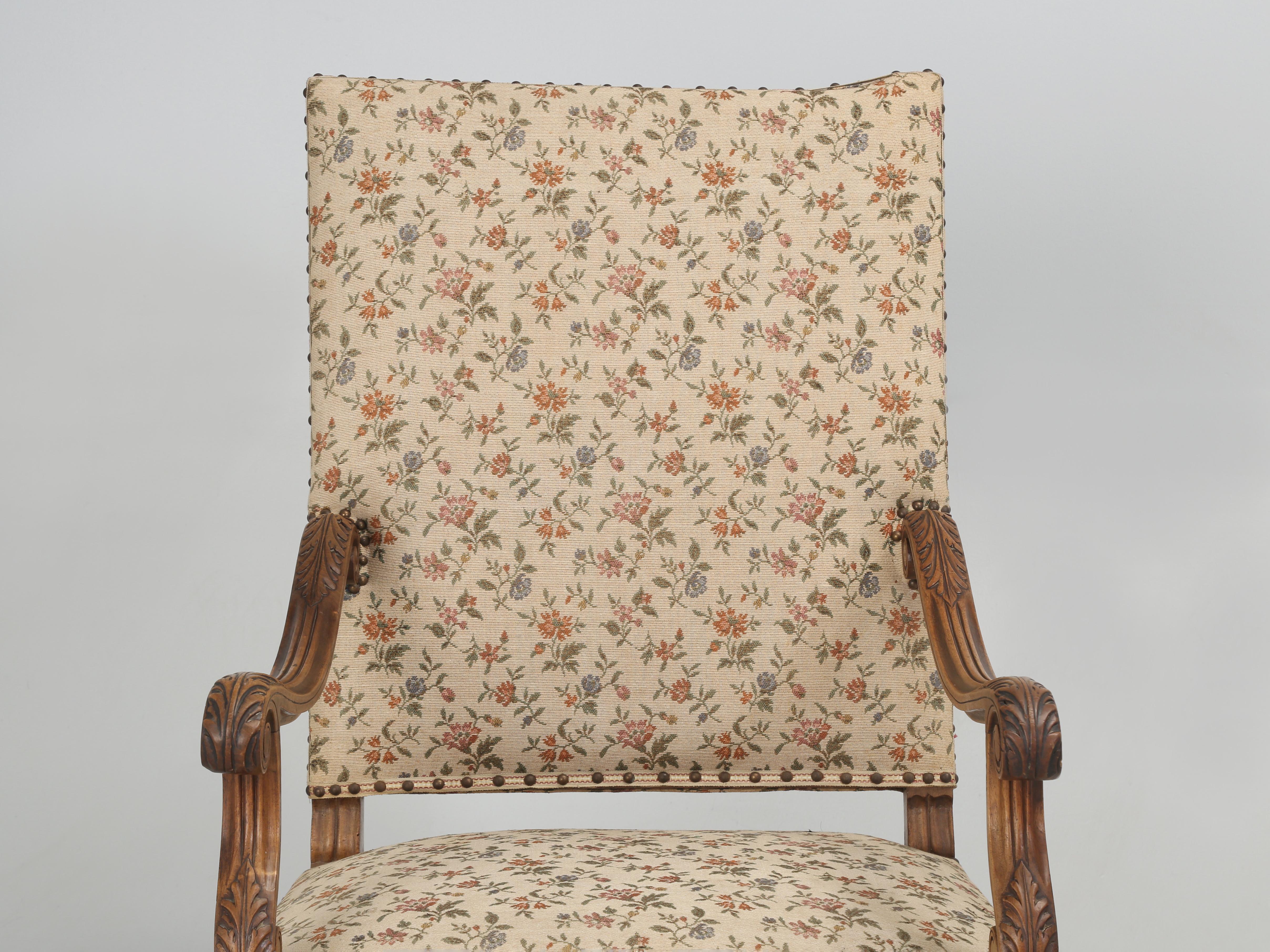 Fauteuil français ancien ou chaise de trône française ancienne qui a été sculptée à la main dans du noyer probablement à la fin des années 1800 et qui a grand besoin d'une visite dans votre atelier de tapisserie d'ameublement préféré. Le cadre de la