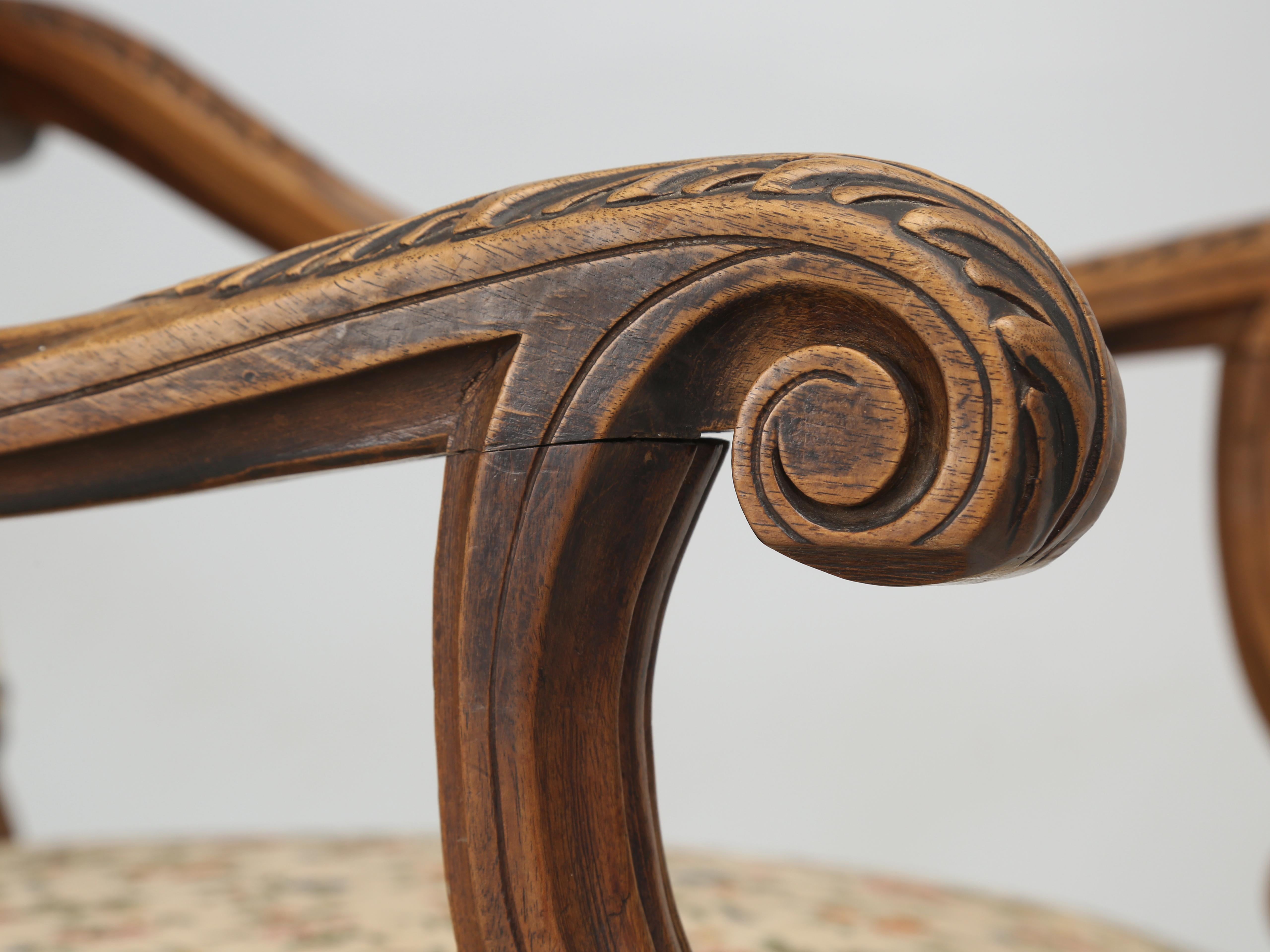 Country Fauteuil ou chaise de trône ancien en noyer sculpté à la main, non restauré en vente