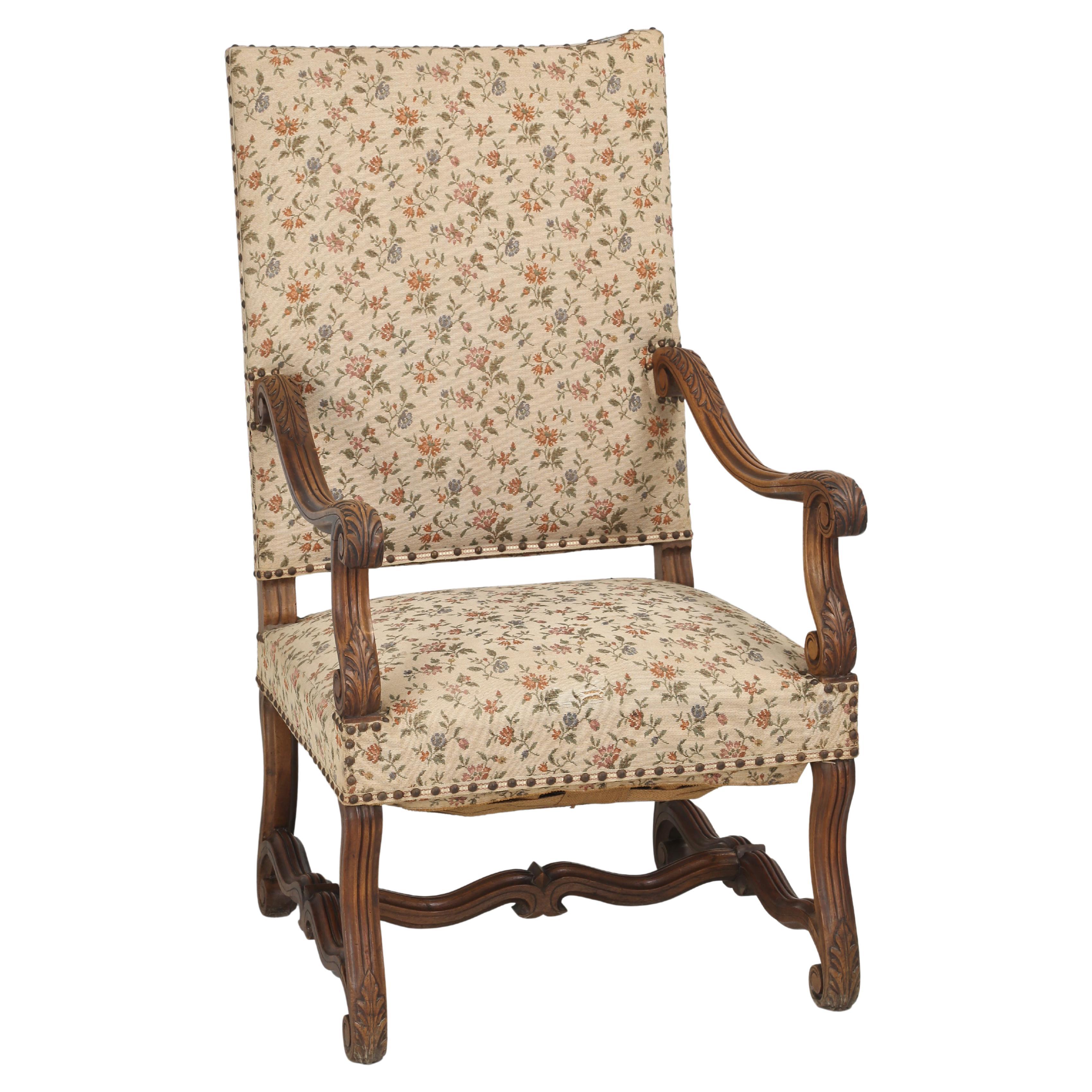 Antiker französischer handgeschnitzter Sessel oder Thronsessel aus Nussbaumholz, unrestaurierter Zustand