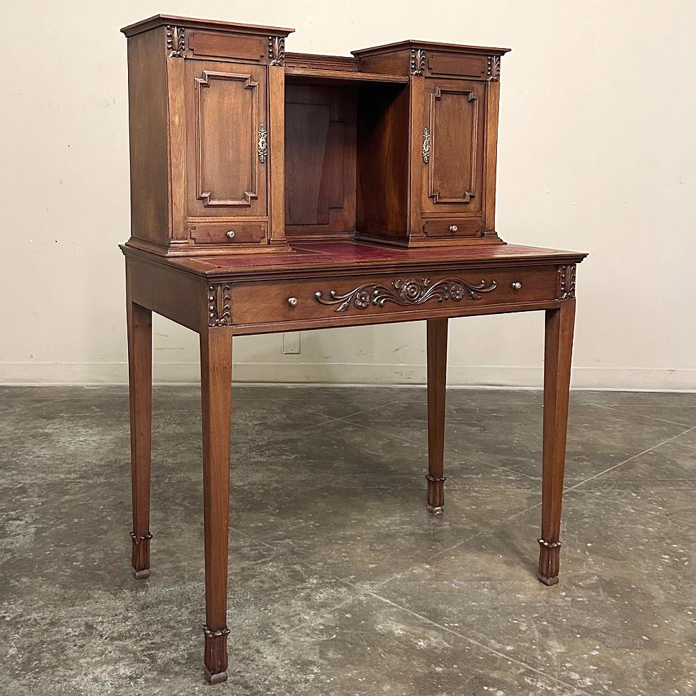 Der antike französische Nussbaum-Louis-XVI-Wandschreibtisch ist ideal als zusätzlicher Schreibtisch im Büro oder zu Hause in der Bibliothek, im Arbeitszimmer oder als Schülerschreibtisch!  Schubladen und Schränke bieten die perfekte Menge an