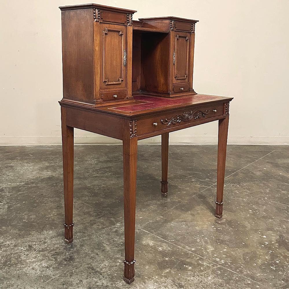 Antiker französischer Nussbaum Louis XVI Wandschreibtisch (Handgeschnitzt) im Angebot