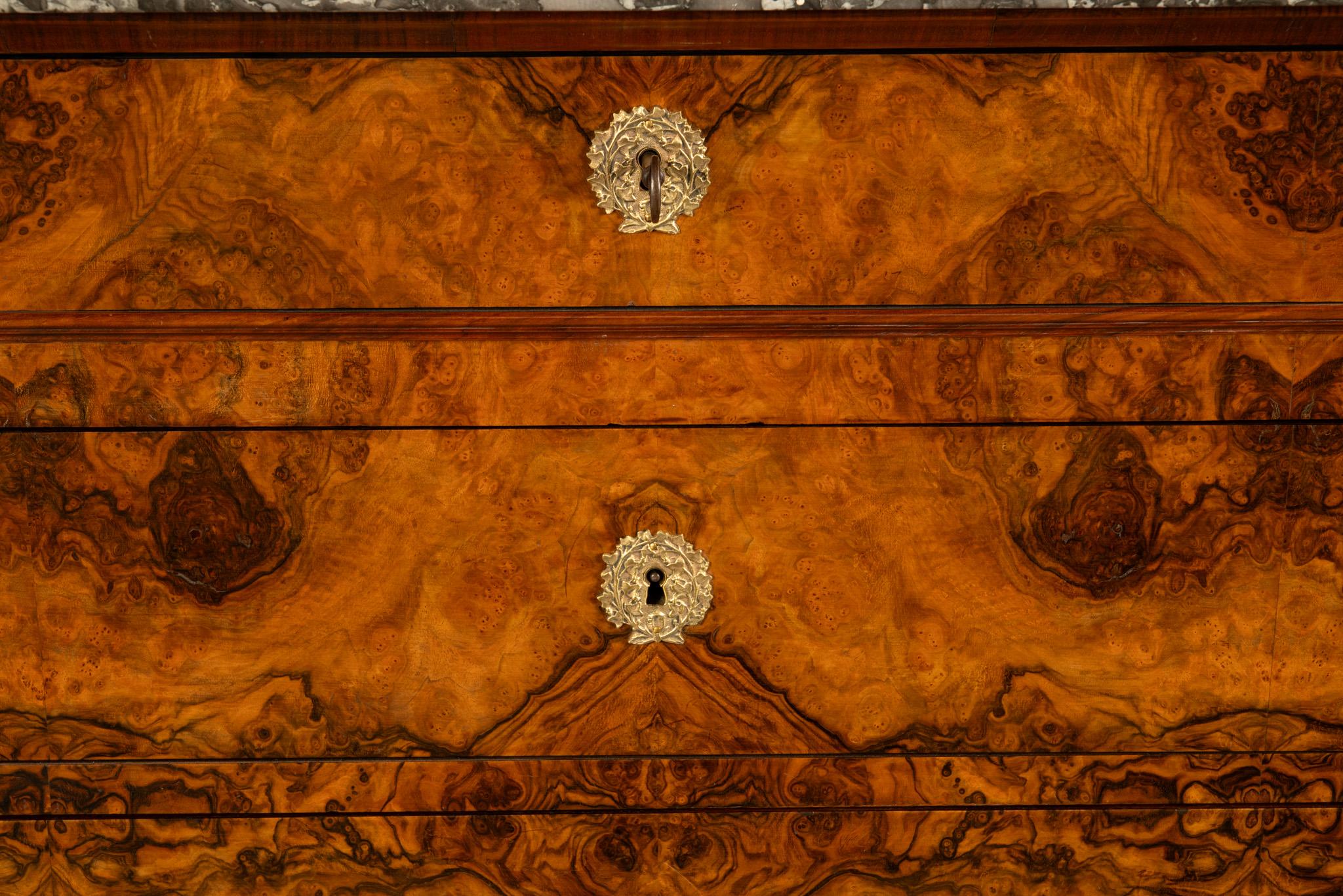Antique Commode en noyer et marbre Louis Philippe 1840 en vente 4