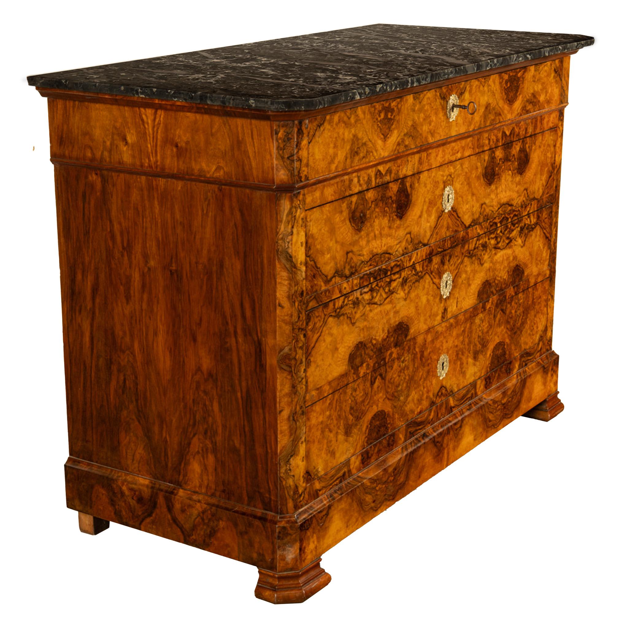 Louis-Philippe Antique Commode en noyer et marbre Louis Philippe 1840 en vente