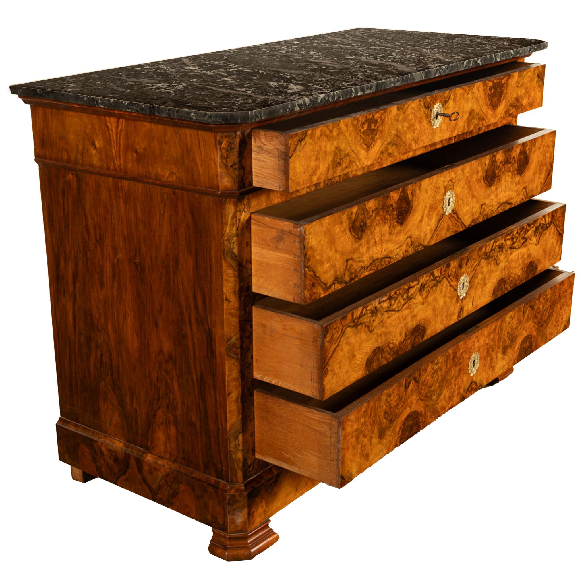 Français Antique Commode en noyer et marbre Louis Philippe 1840 en vente