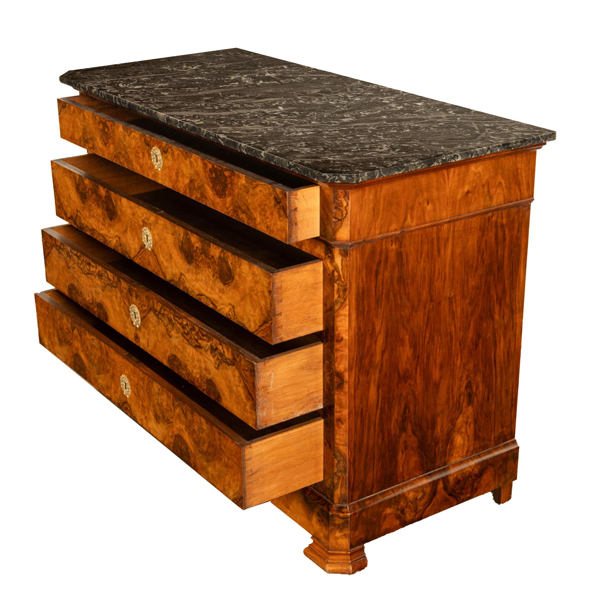 Milieu du XIXe siècle Antique Commode en noyer et marbre Louis Philippe 1840 en vente
