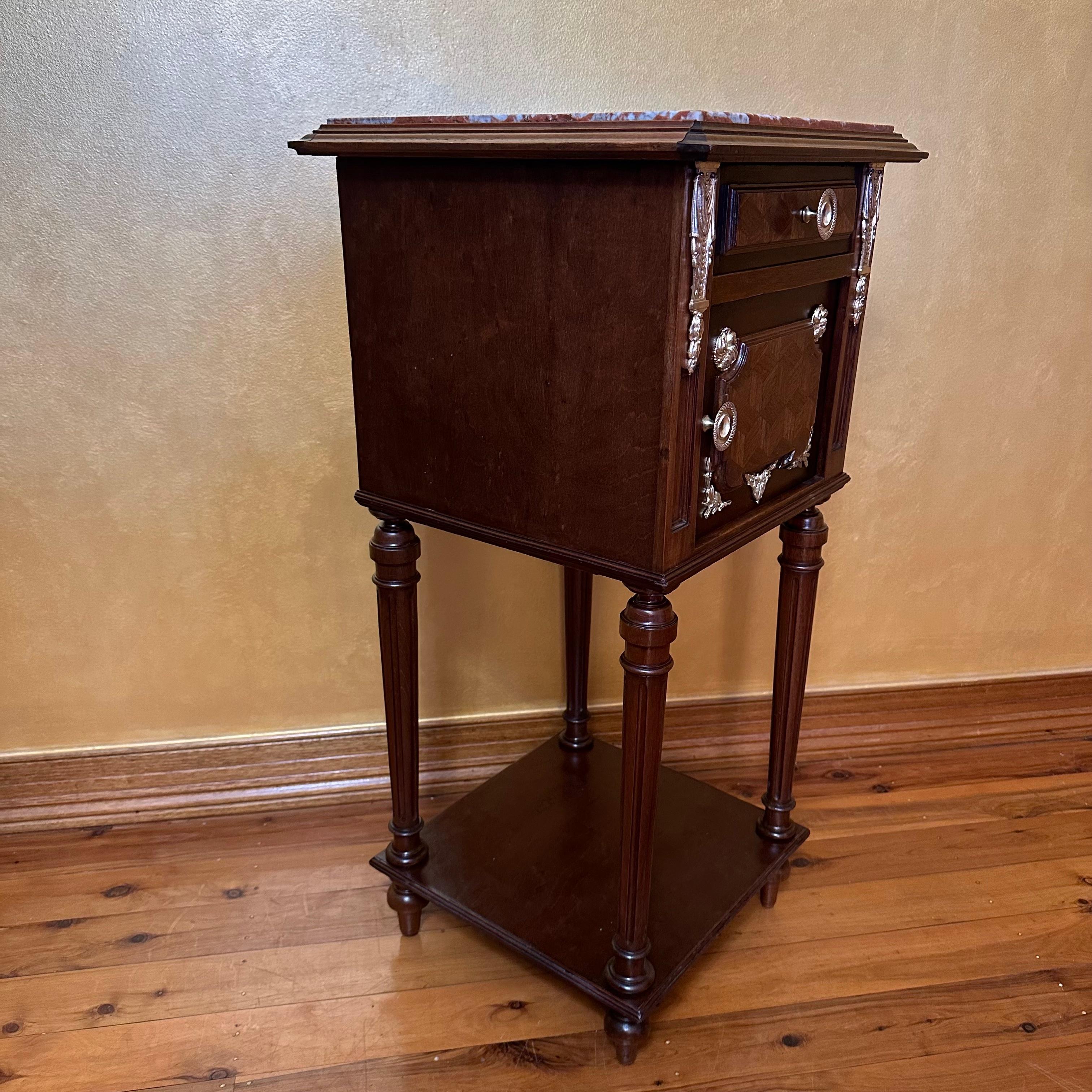 Antique French Walnut Marble Top Bedside Table In Good Condition For Sale In EDENSOR PARK, NSW