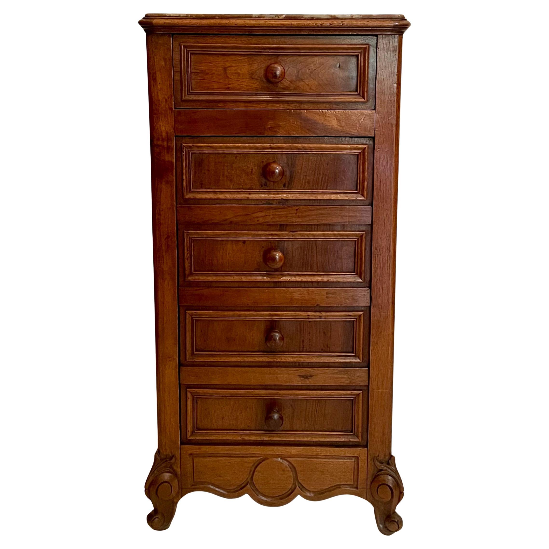 Français Ancienne armoire à tiroirs en noyer avec dessus en marbre, Circa 1890-1900. en vente
