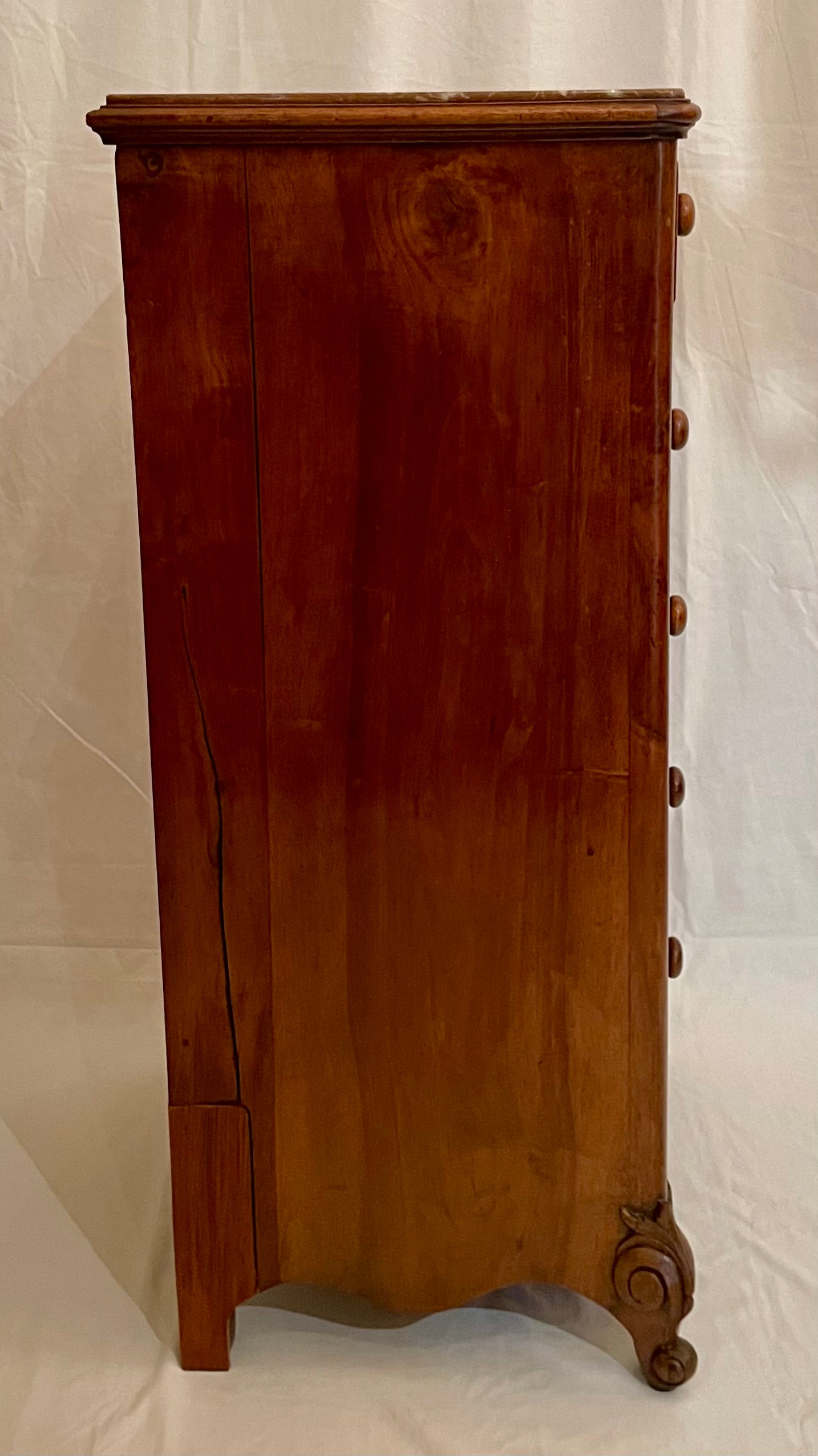 Ancienne armoire à tiroirs en noyer avec dessus en marbre, Circa 1890-1900. en vente 1
