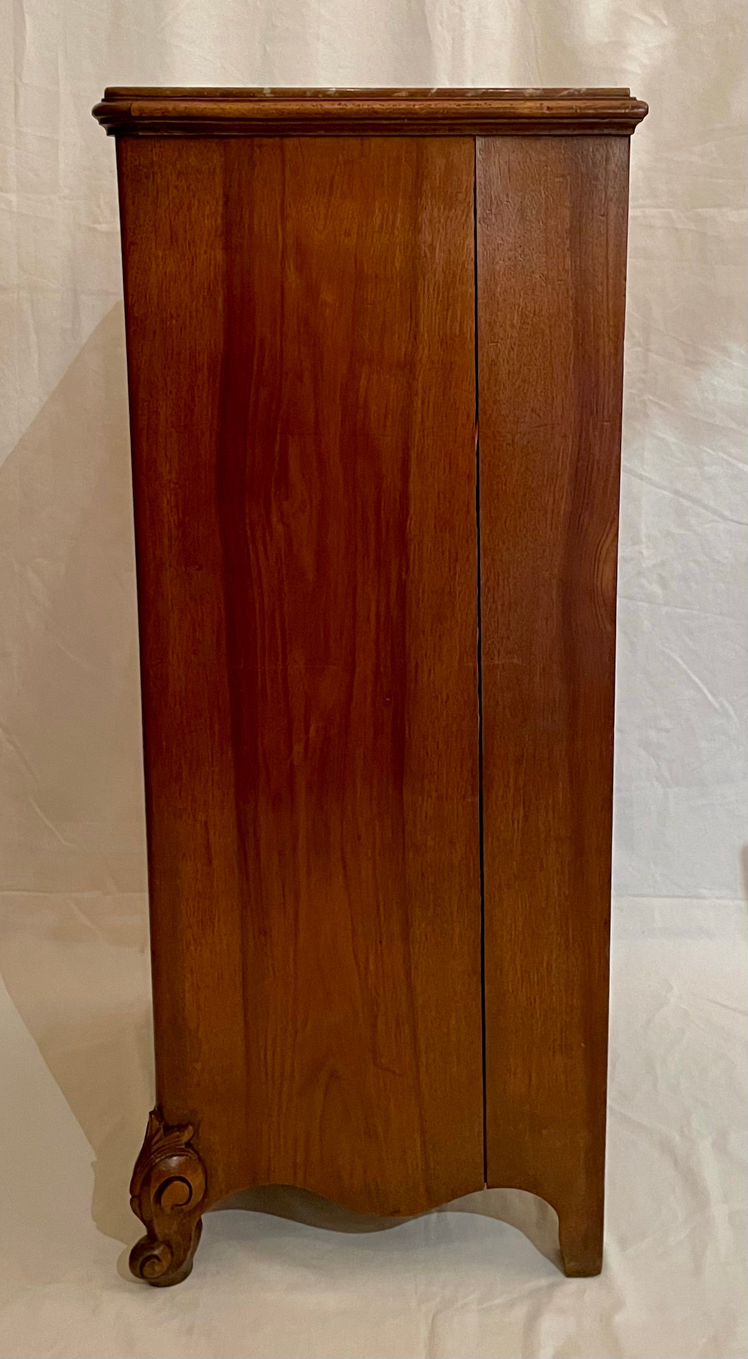 Ancienne armoire à tiroirs en noyer avec dessus en marbre, Circa 1890-1900. en vente 2