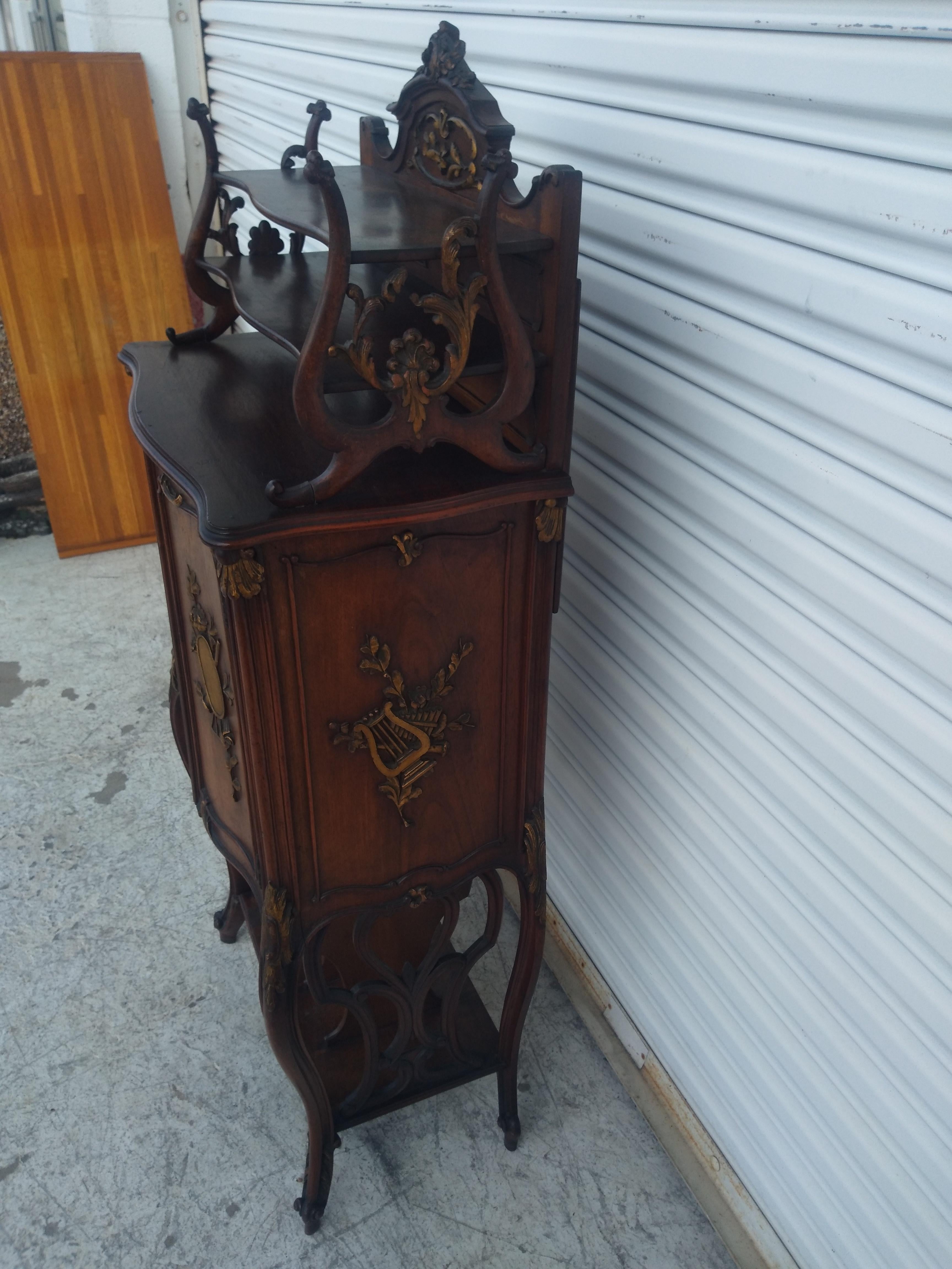 Antique French Music Cabinet in noce con accenti dorati in vendita 3
