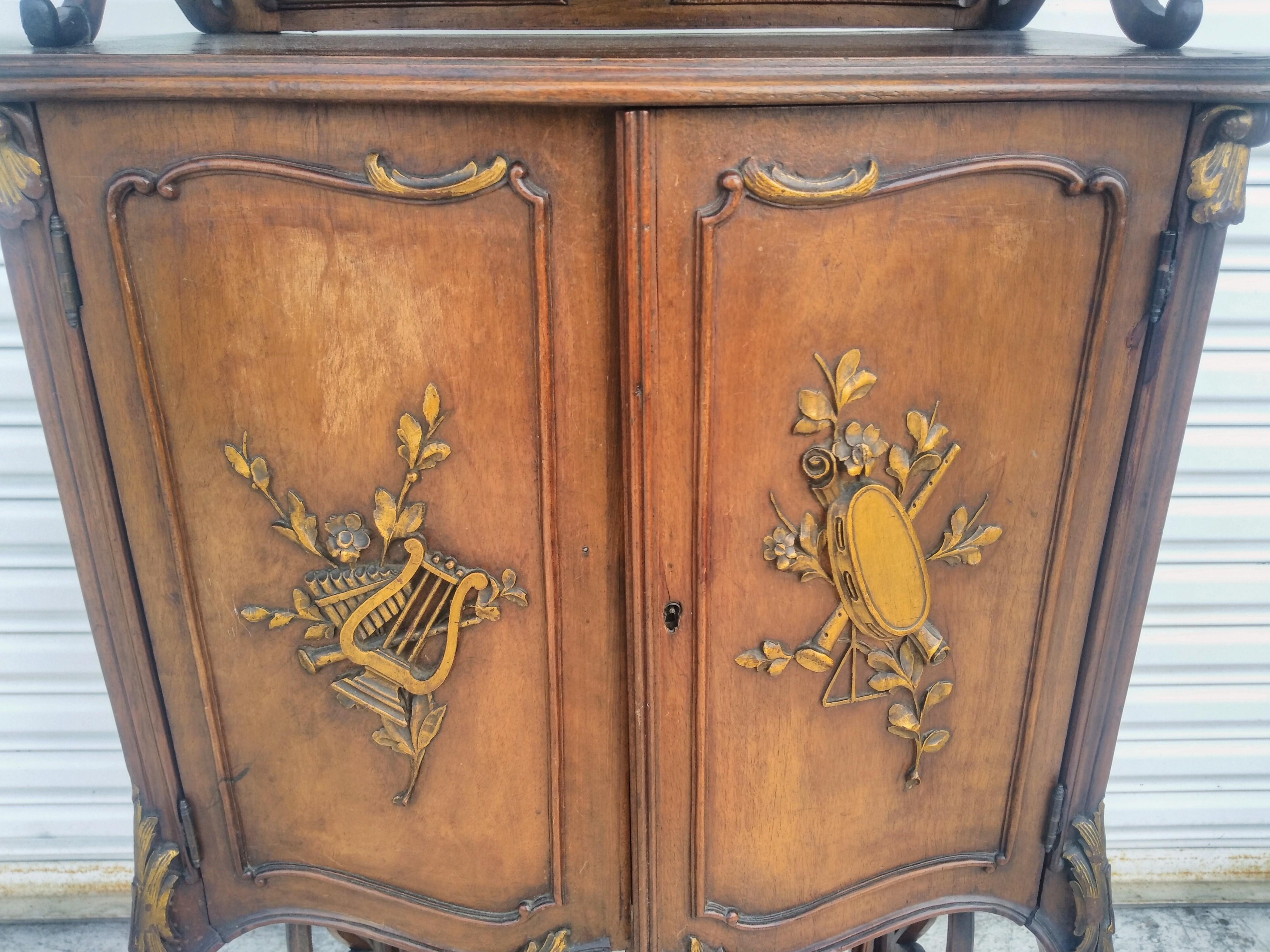 Stile provenzale Antique French Music Cabinet in noce con accenti dorati in vendita