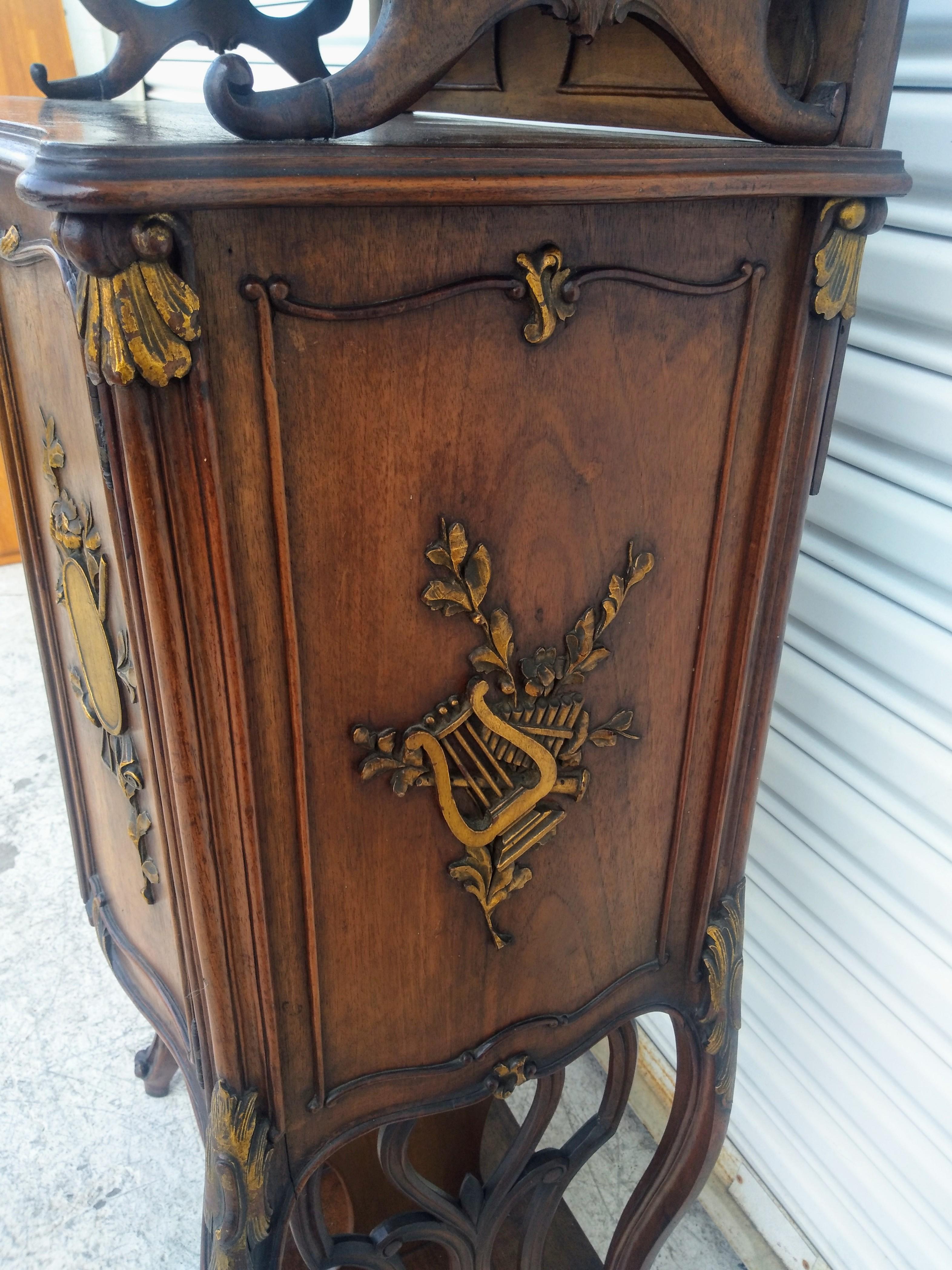 Americano Antique French Music Cabinet in noce con accenti dorati in vendita