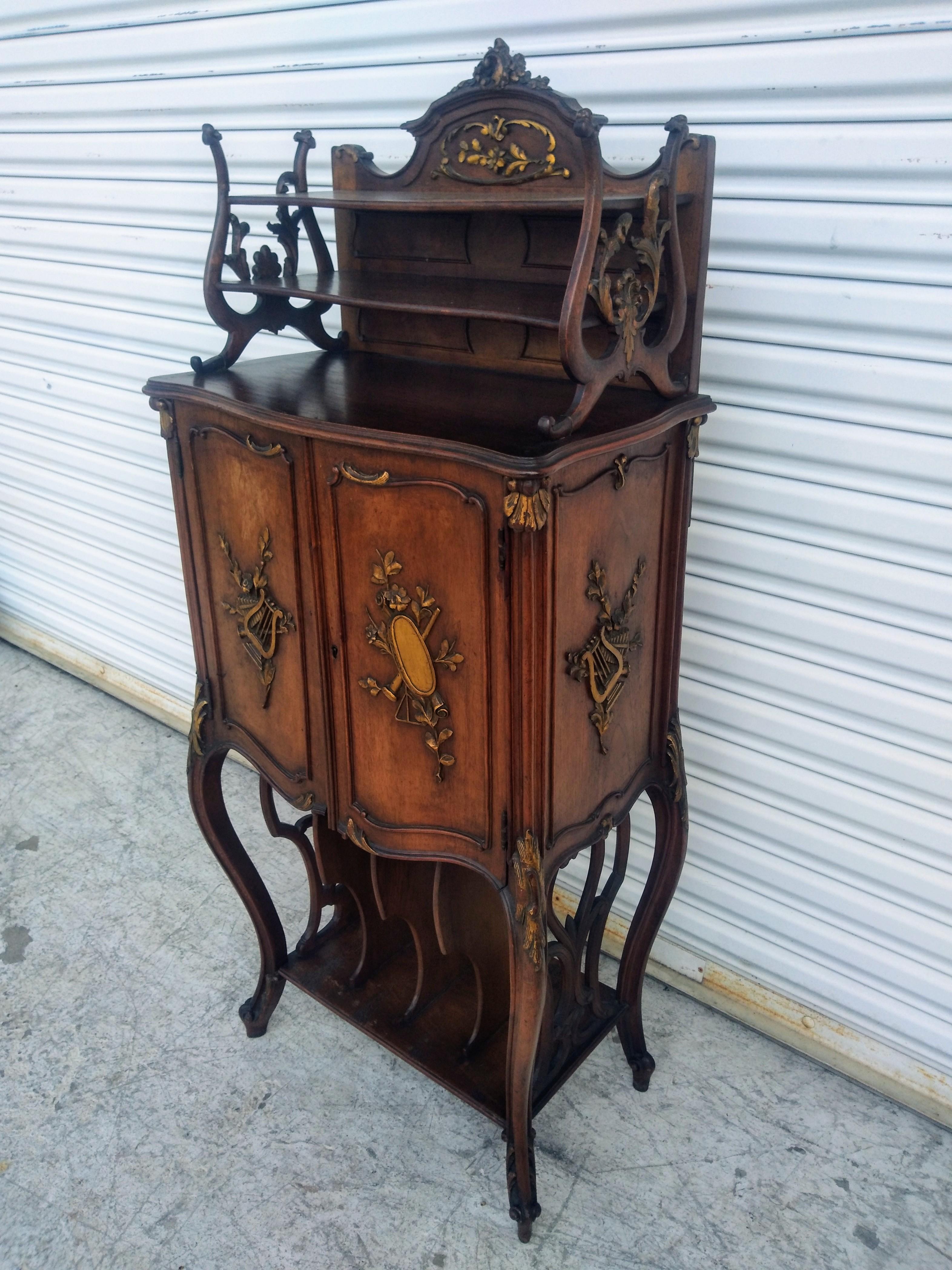 Antique French Music Cabinet in noce con accenti dorati In condizioni buone in vendita a Pasadena, TX