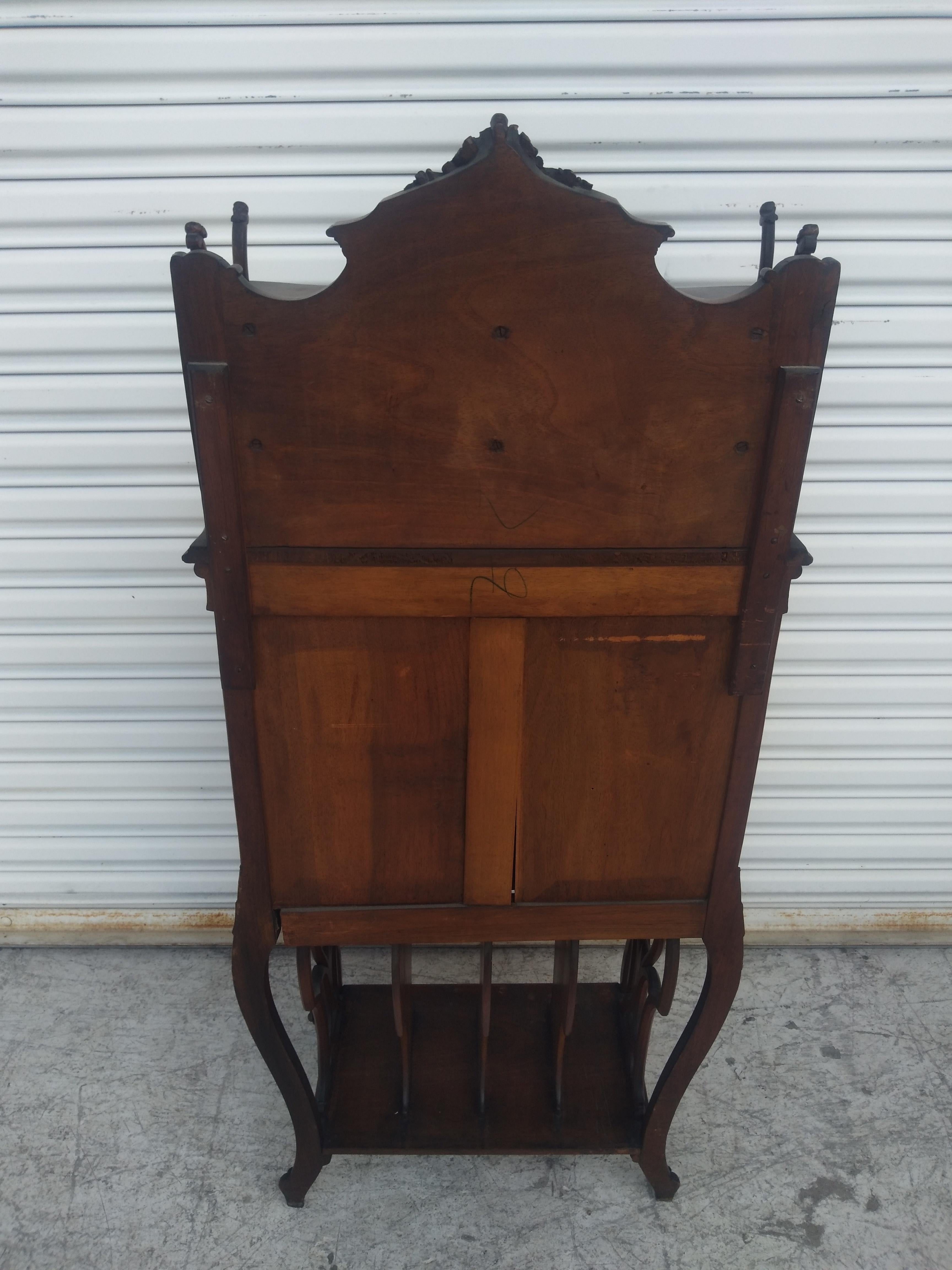 XIX secolo Antique French Music Cabinet in noce con accenti dorati in vendita