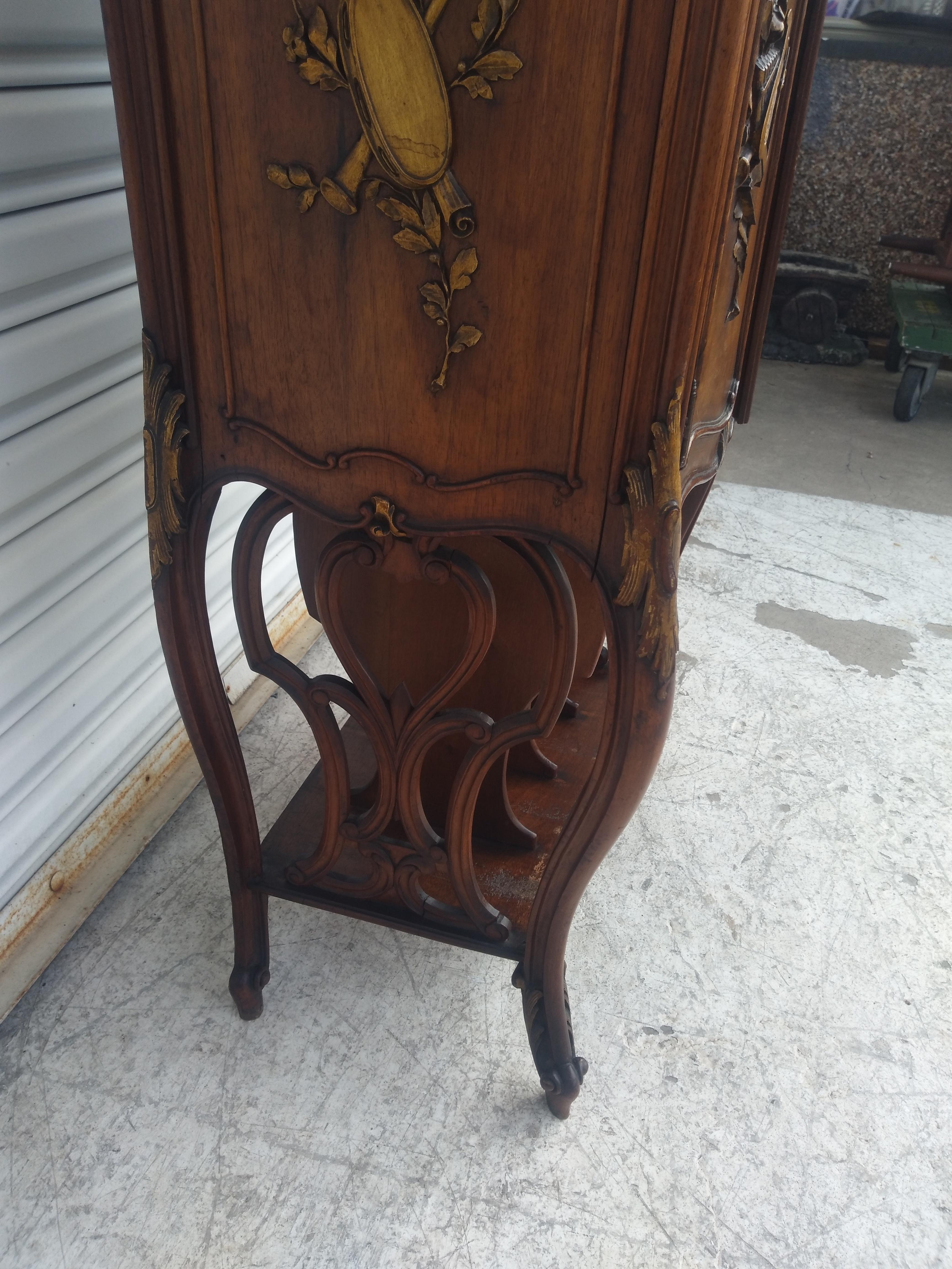 Antique French Music Cabinet in noce con accenti dorati in vendita 1