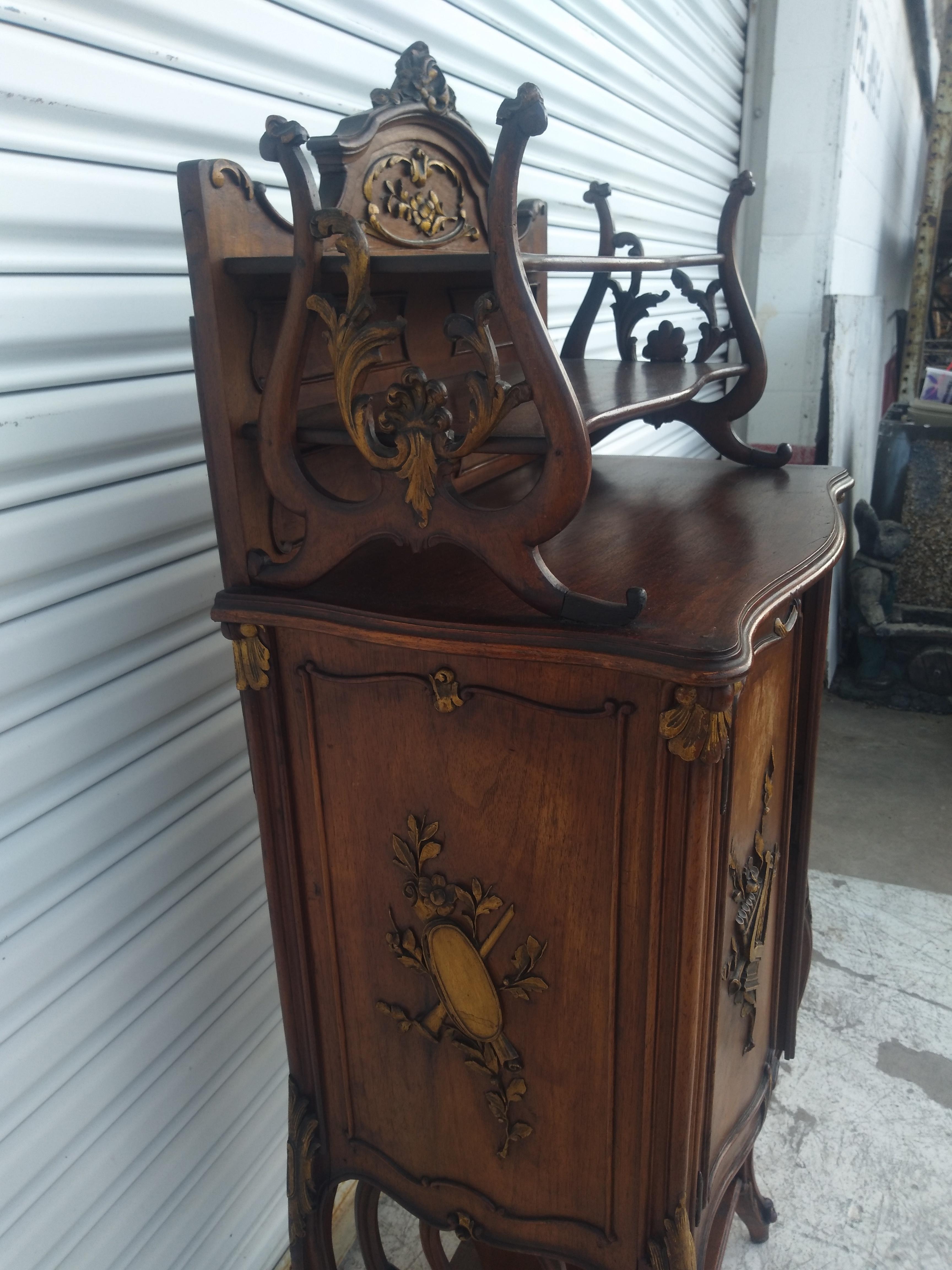 Antique French Music Cabinet in noce con accenti dorati in vendita 2