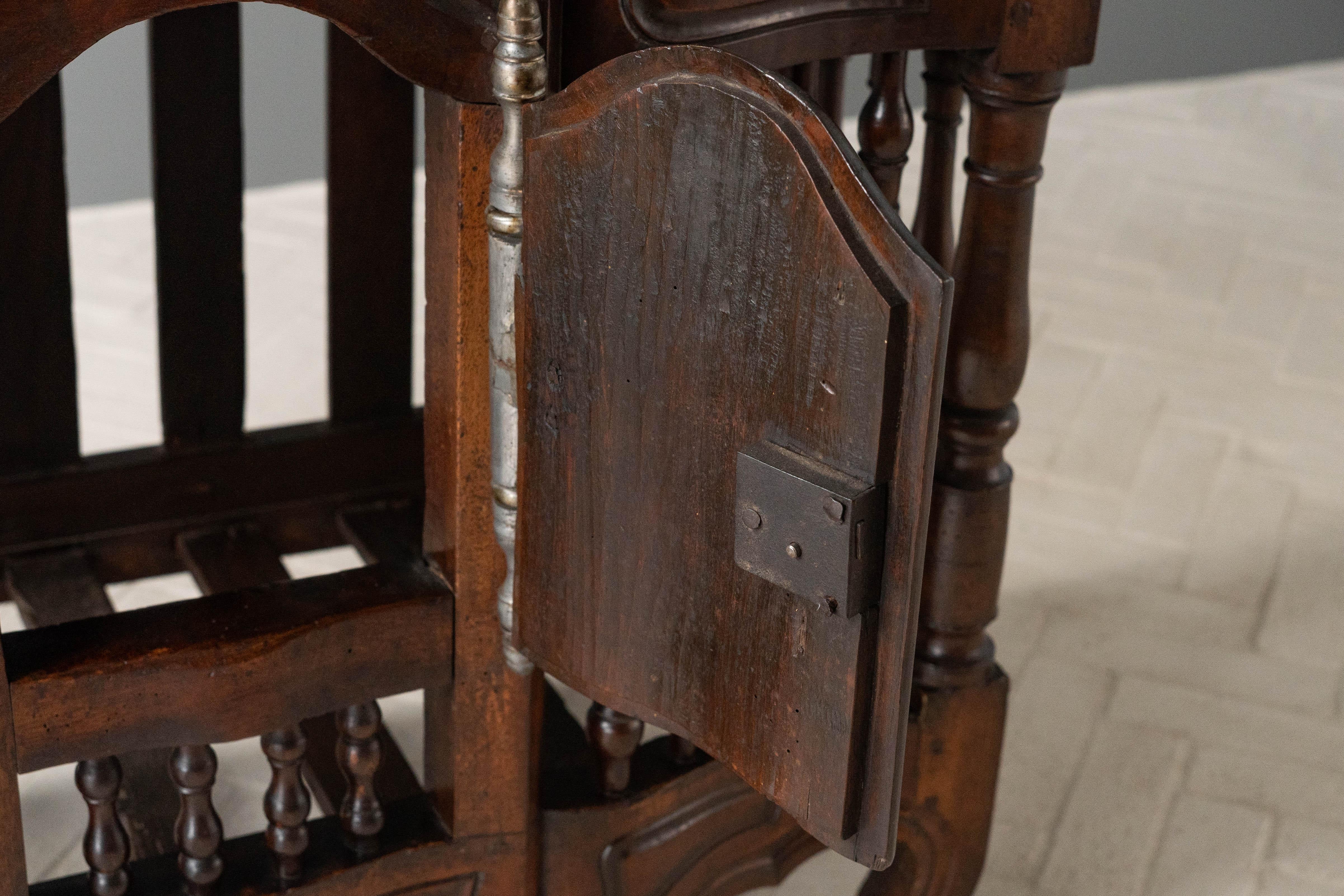 Panetière ancienne en noyer français en vente 5