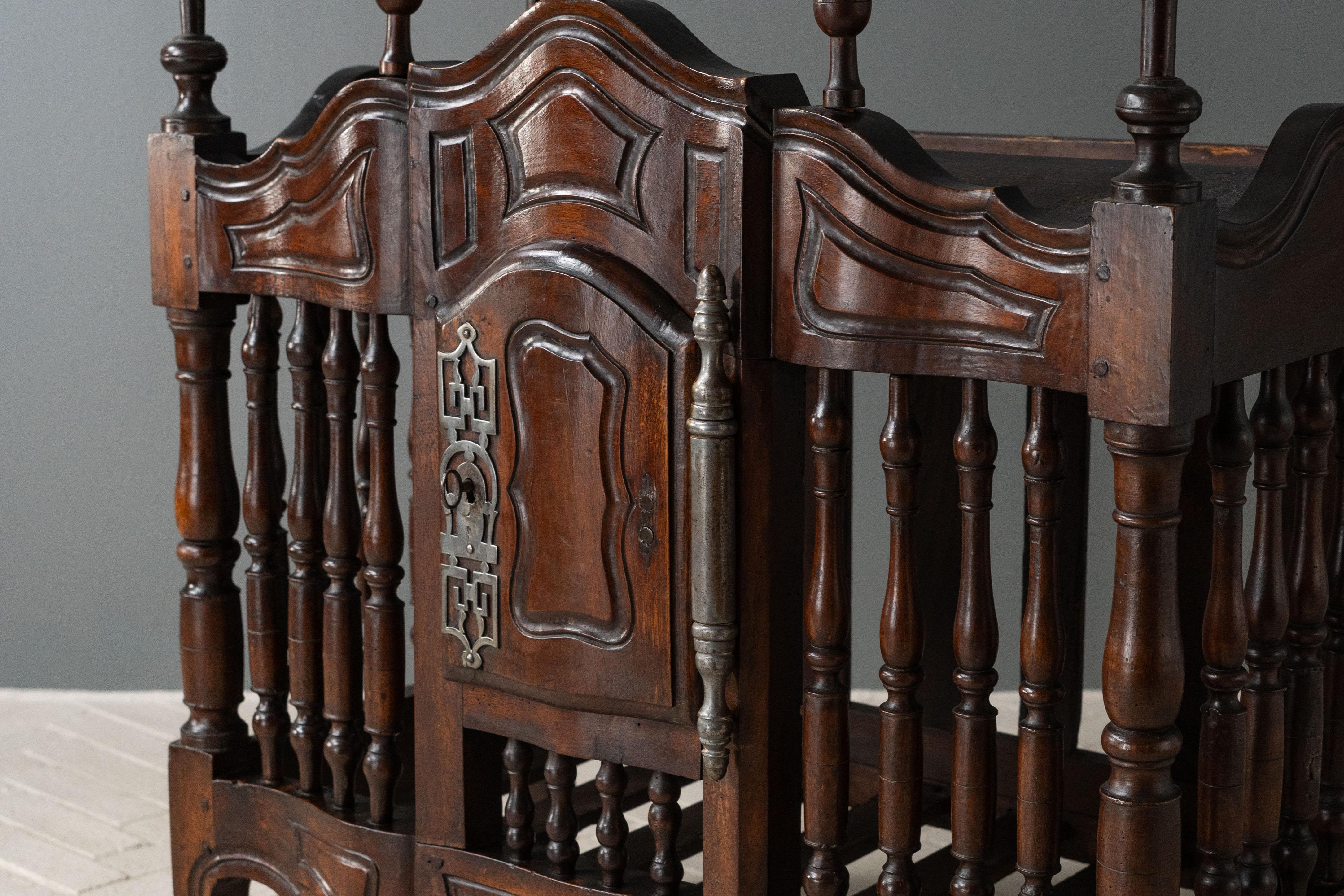Panetière ancienne en noyer français en vente 8