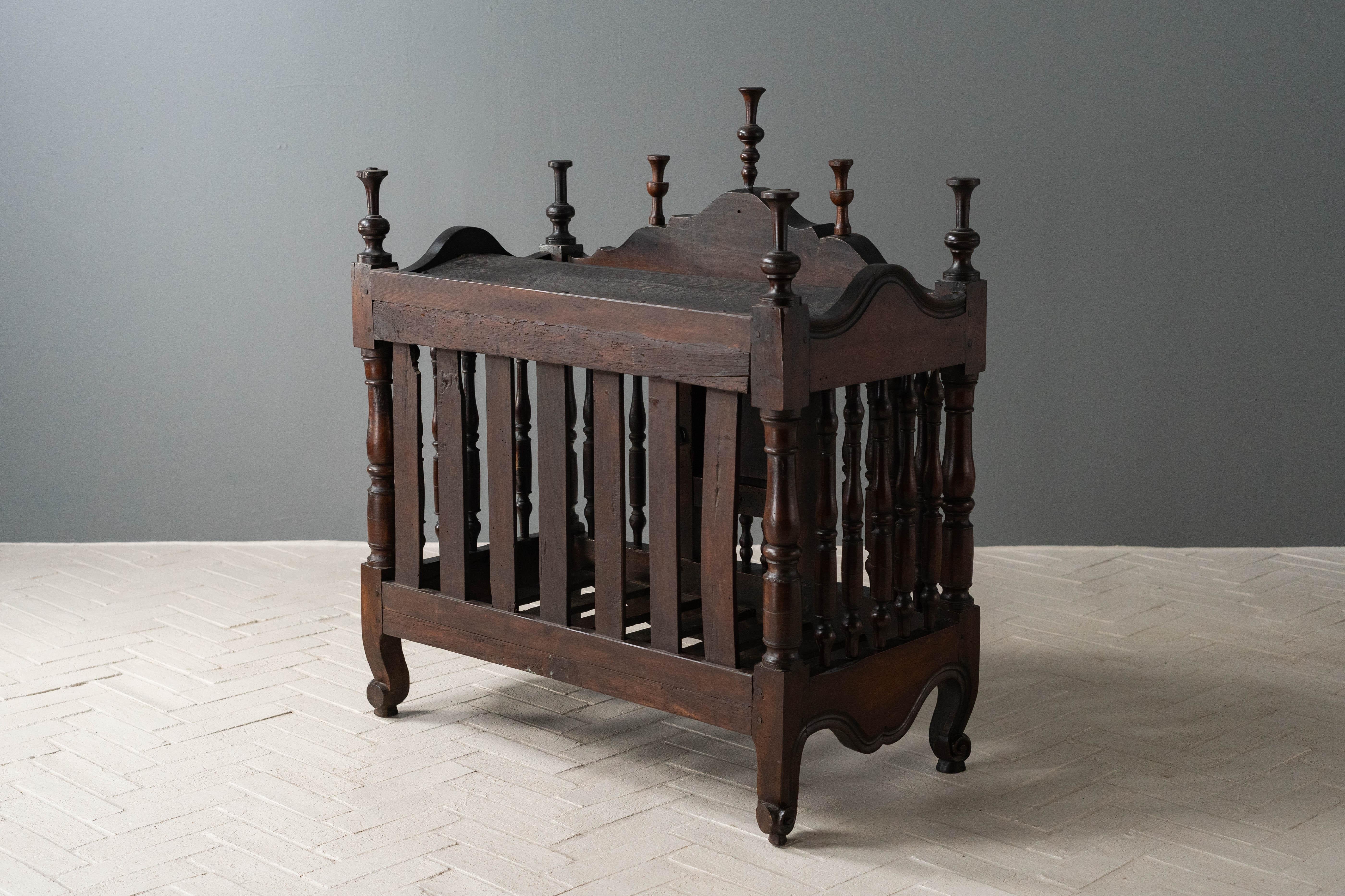 Panetière ancienne en noyer français en vente 10