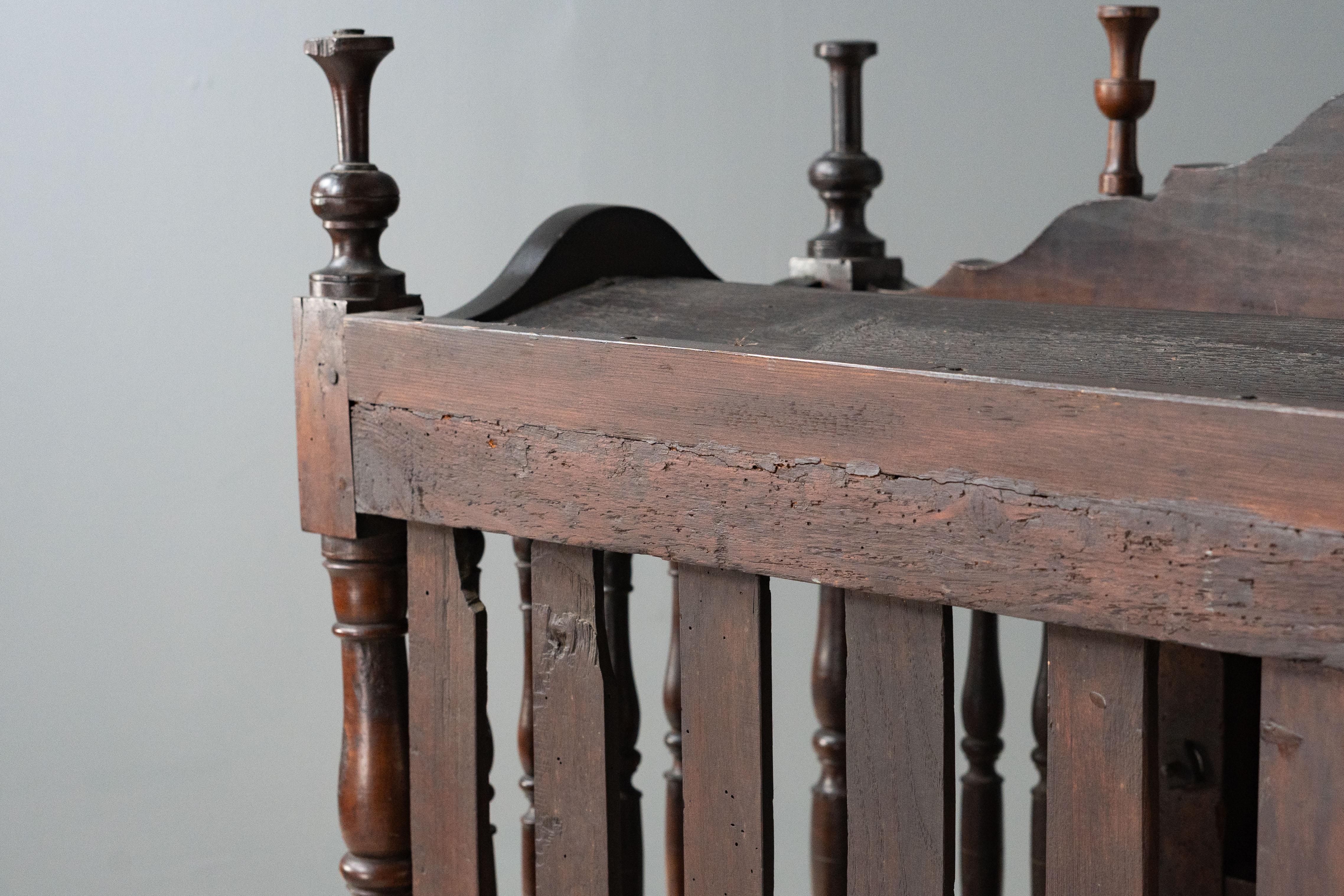 Panetière ancienne en noyer français en vente 11