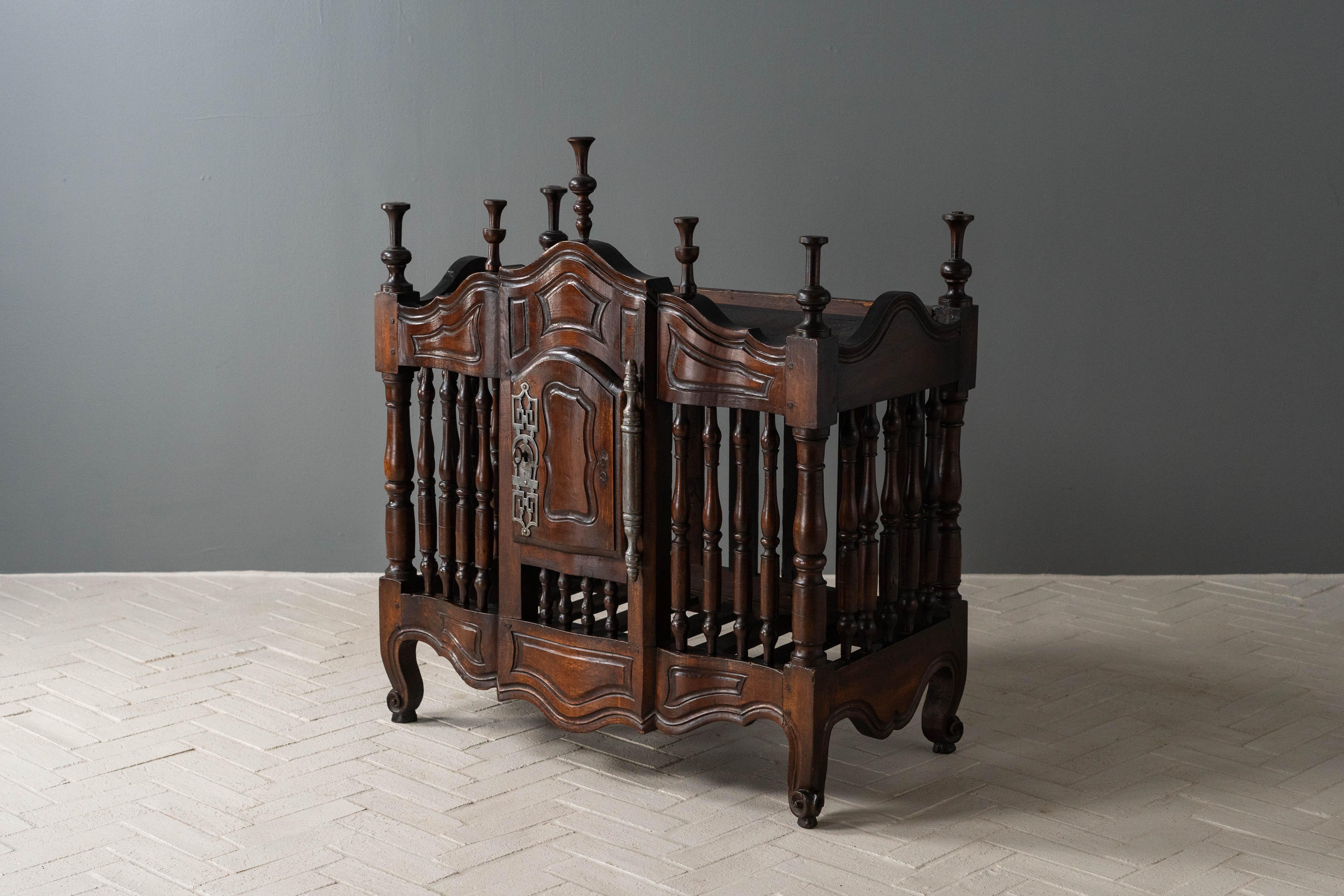 France, vers le début du XIXe siècle. Une belle panetière ancienne de Provence. La construction en noyer sculpté à la main est de style Louis XV, avec des fuseaux finement tournés et d'étranges épis de faîtage allongés. Monté avec des ferrures en