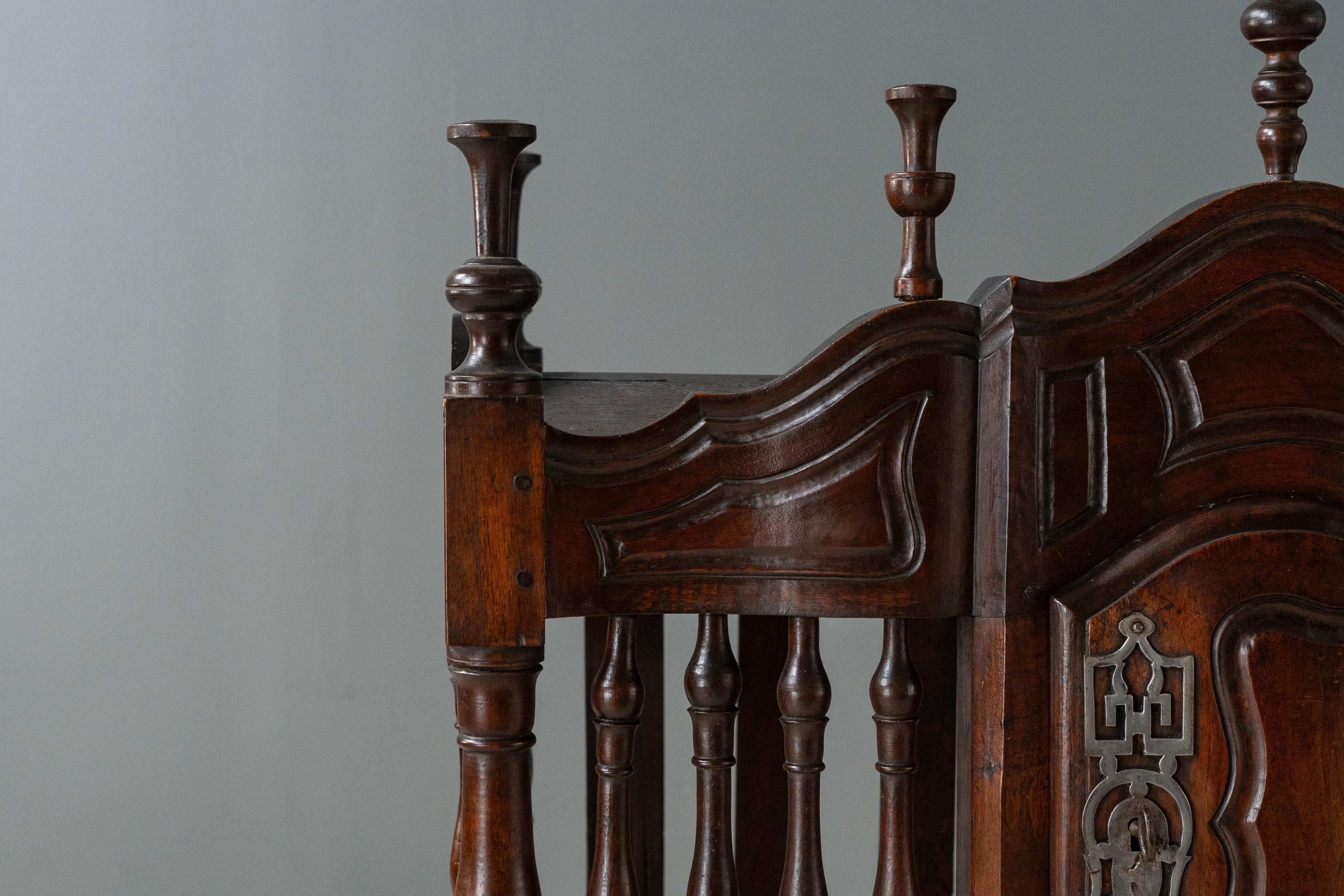 XIXe siècle Panetière ancienne en noyer français en vente