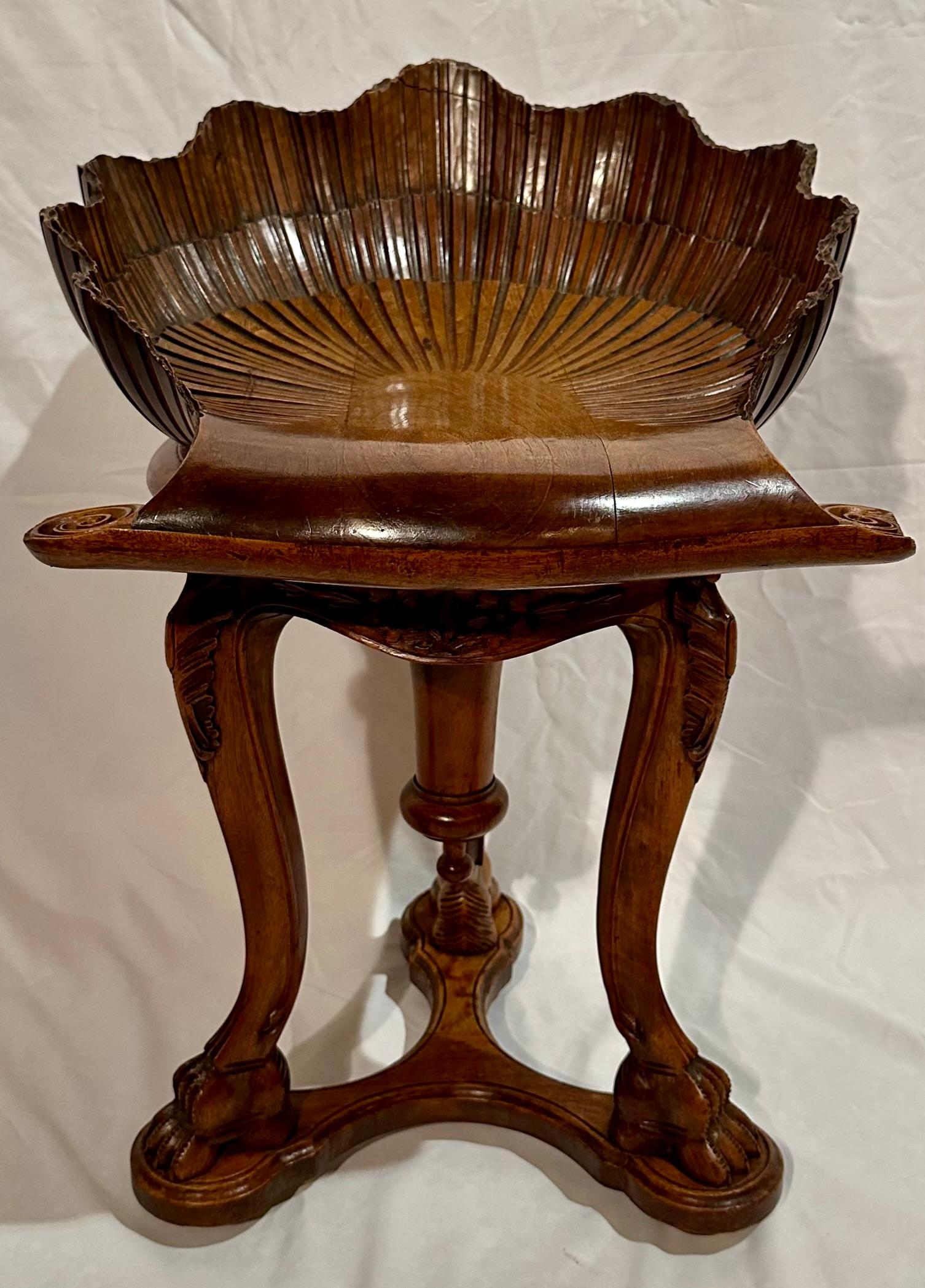 Antike französische Klavierbank aus Nussbaum, CIRCA 1890. im Zustand „Gut“ in New Orleans, LA