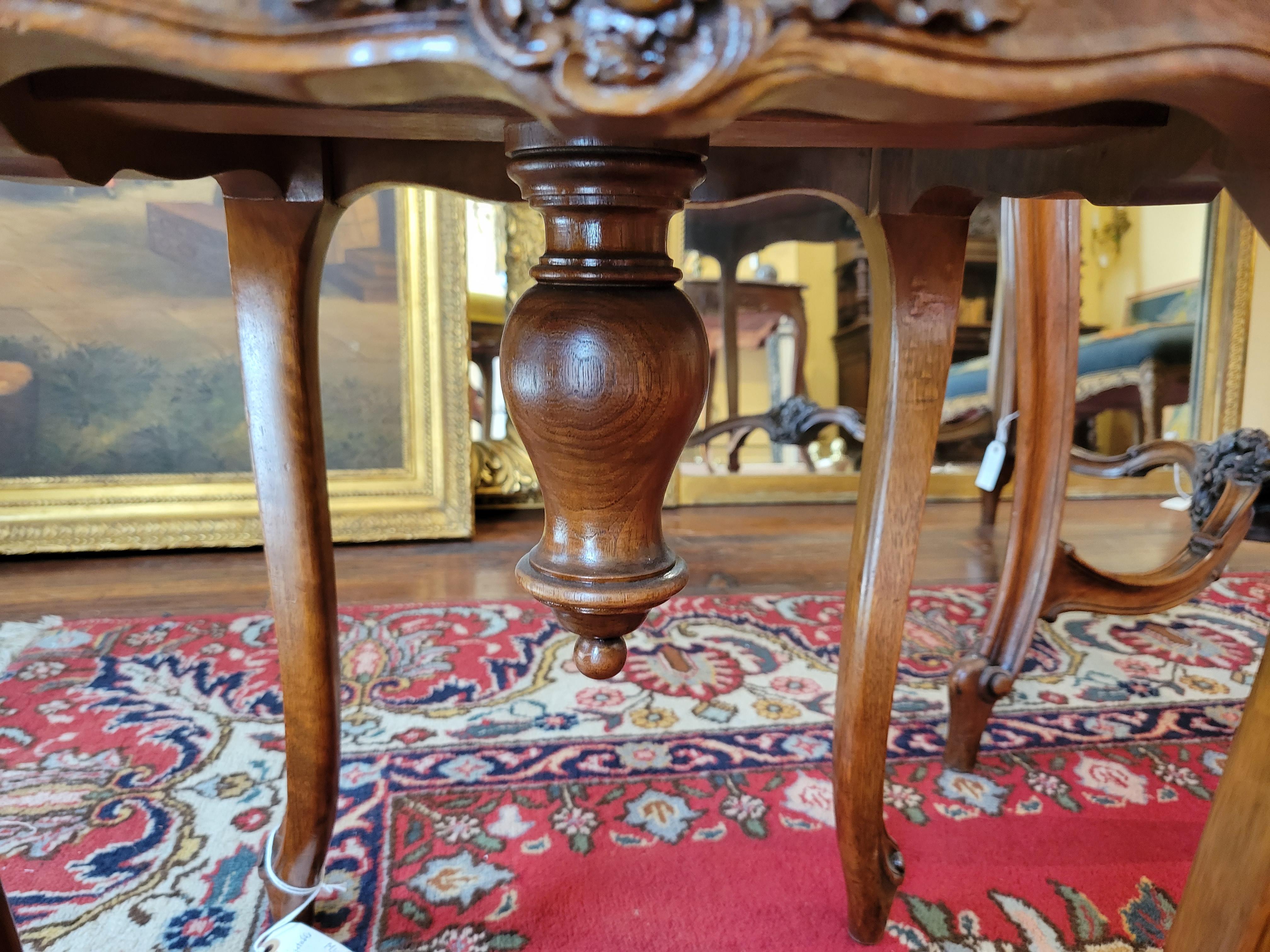 Antique French Walnut Piano Stool, circa 1870-1890 In Good Condition In New Orleans, LA