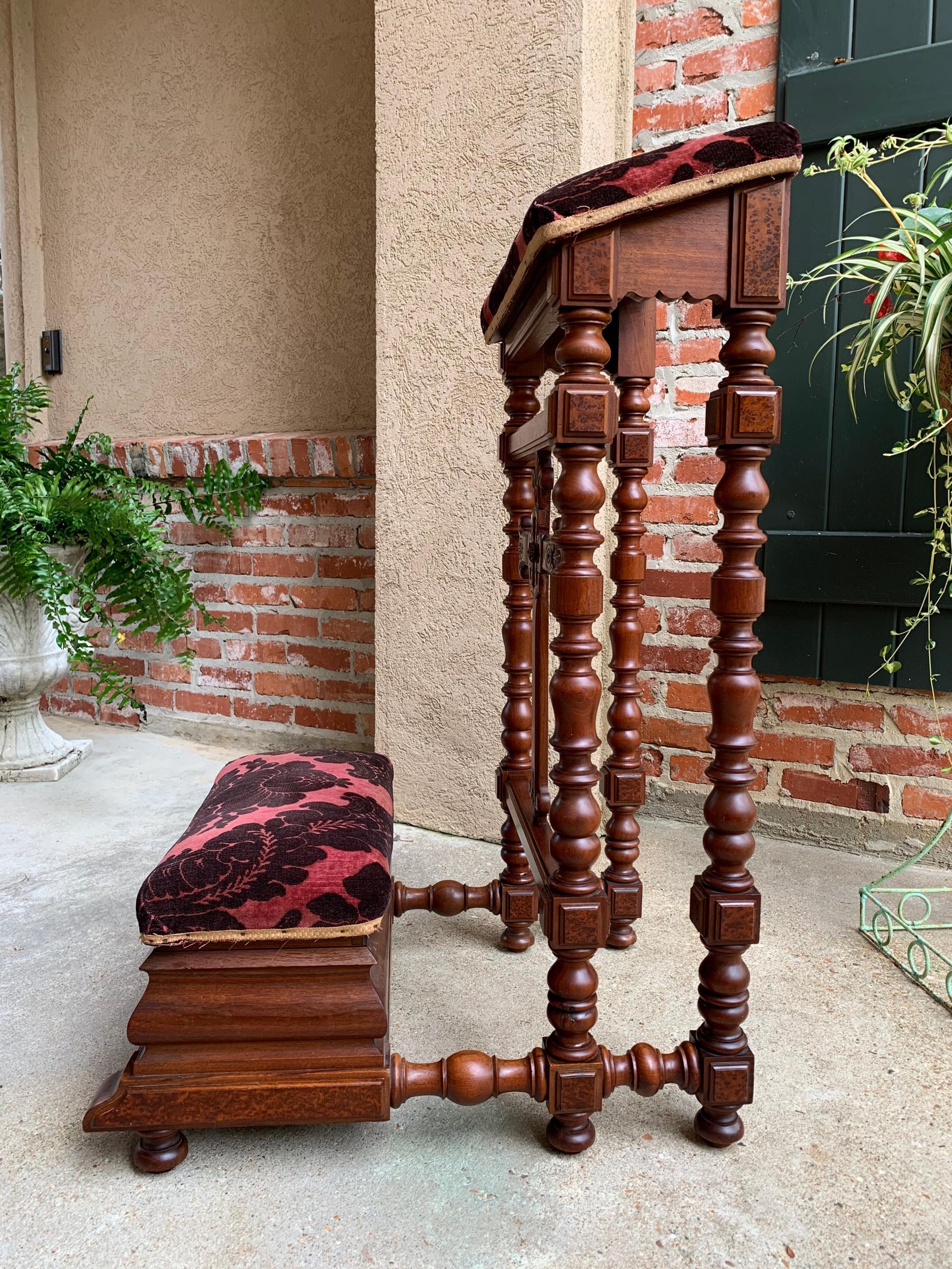 Antique French Walnut Prayer Kneeler Prie Dieu Catholic Chapel Bench In Good Condition In Shreveport, LA