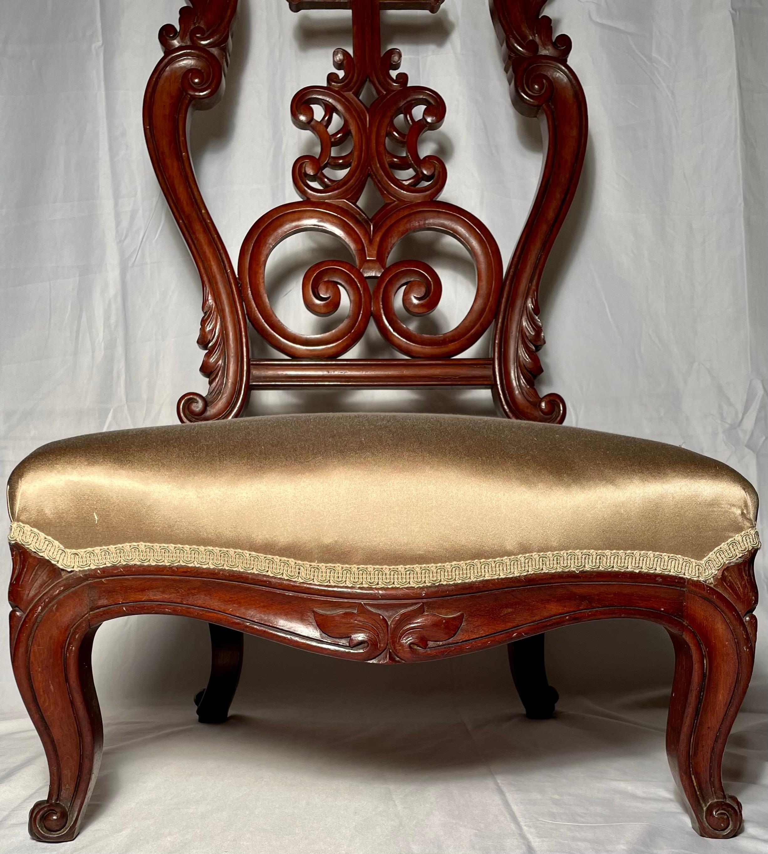 Français Ancienne chaise de prière en noyer sculpté français, vers 1880. en vente