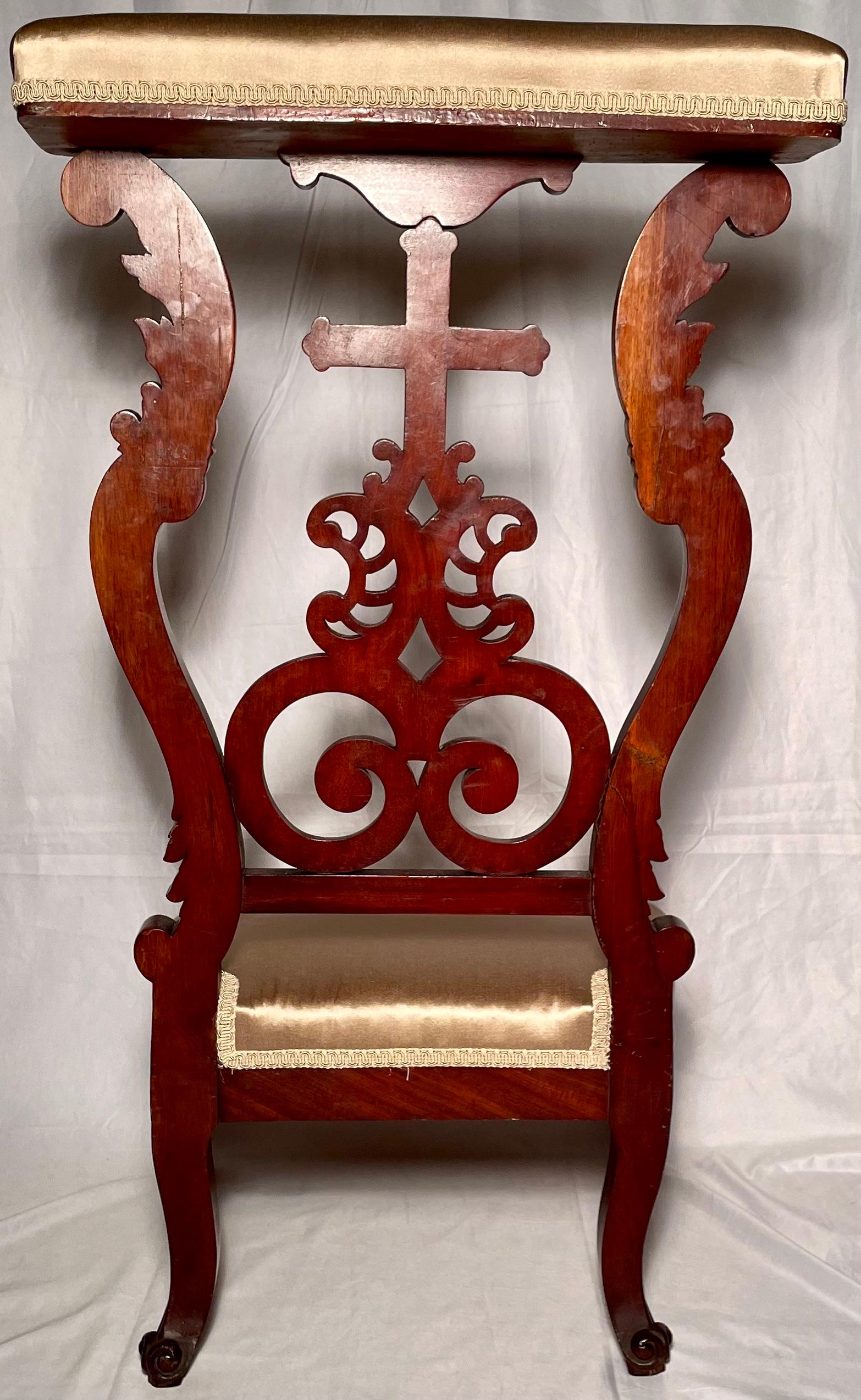 XIXe siècle Ancienne chaise de prière en noyer sculpté français, vers 1880. en vente