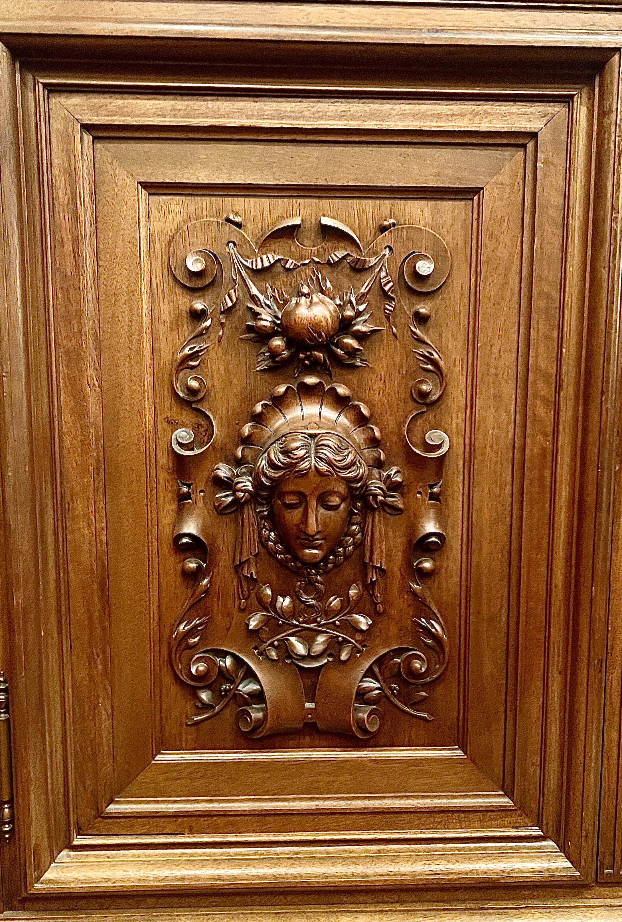XIXe siècle Cabinet ancien de la Renaissance en noyer français avec plaques de bronze par Barbedienne. en vente