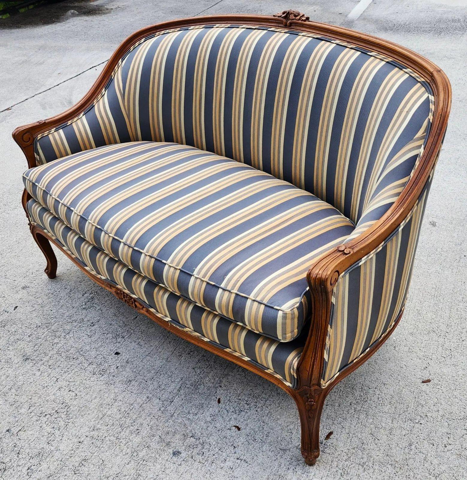 Louis XV Canapé ancien en noyer français en vente