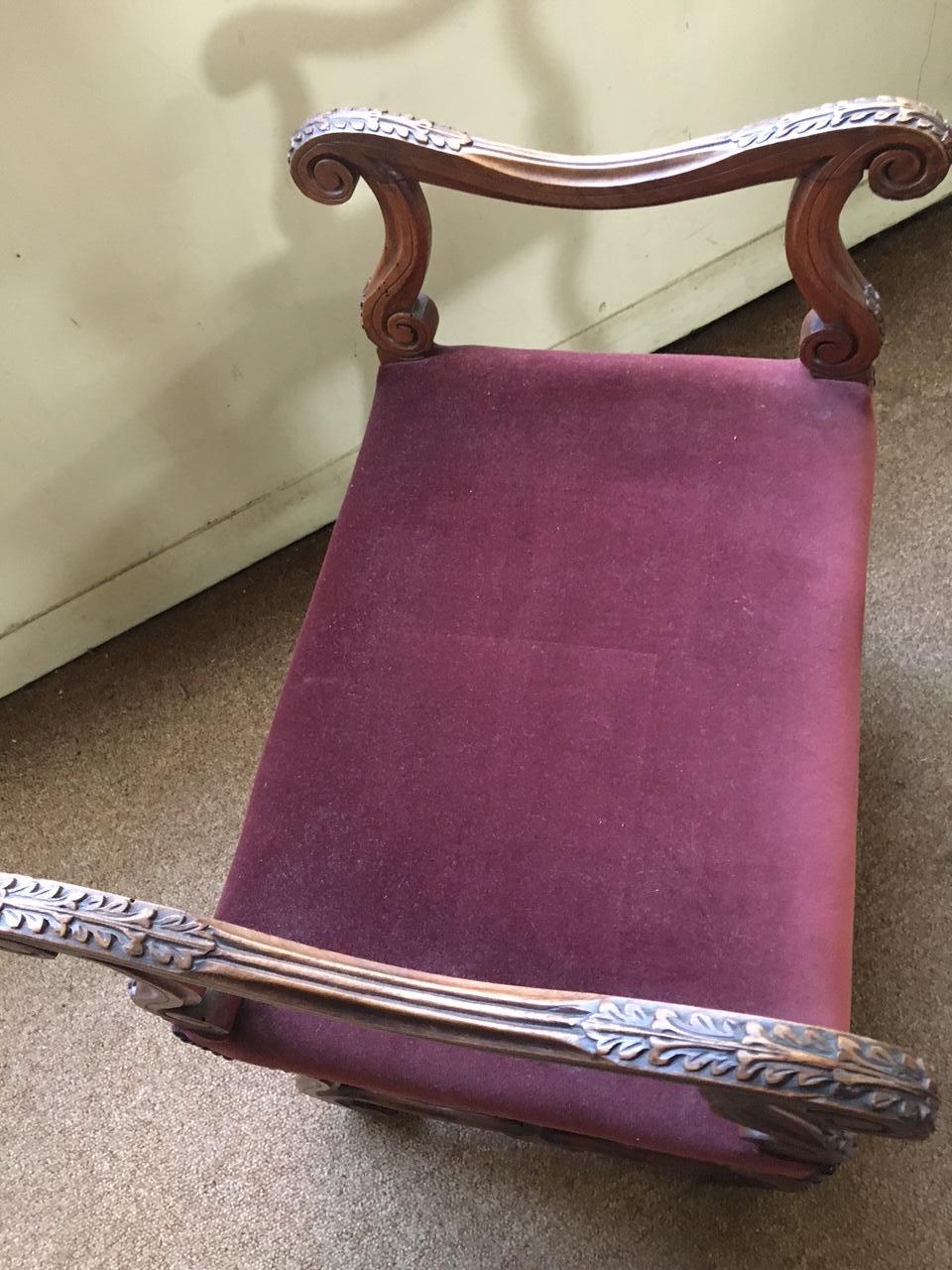 Louis XV Ancienne banquette courte en noyer avec accoudoirs serpentins et brancards en vente