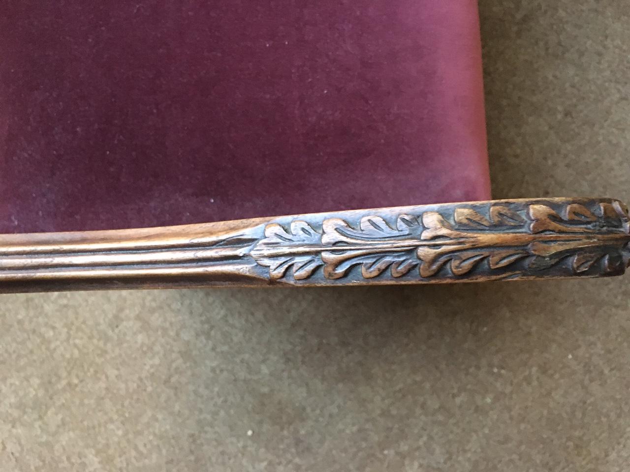 Français Ancienne banquette courte en noyer avec accoudoirs serpentins et brancards en vente