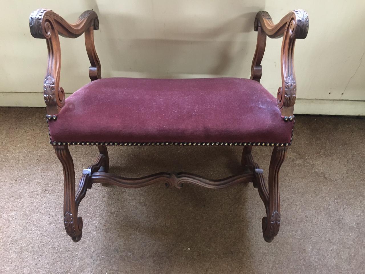 Sculpté Ancienne banquette courte en noyer avec accoudoirs serpentins et brancards en vente