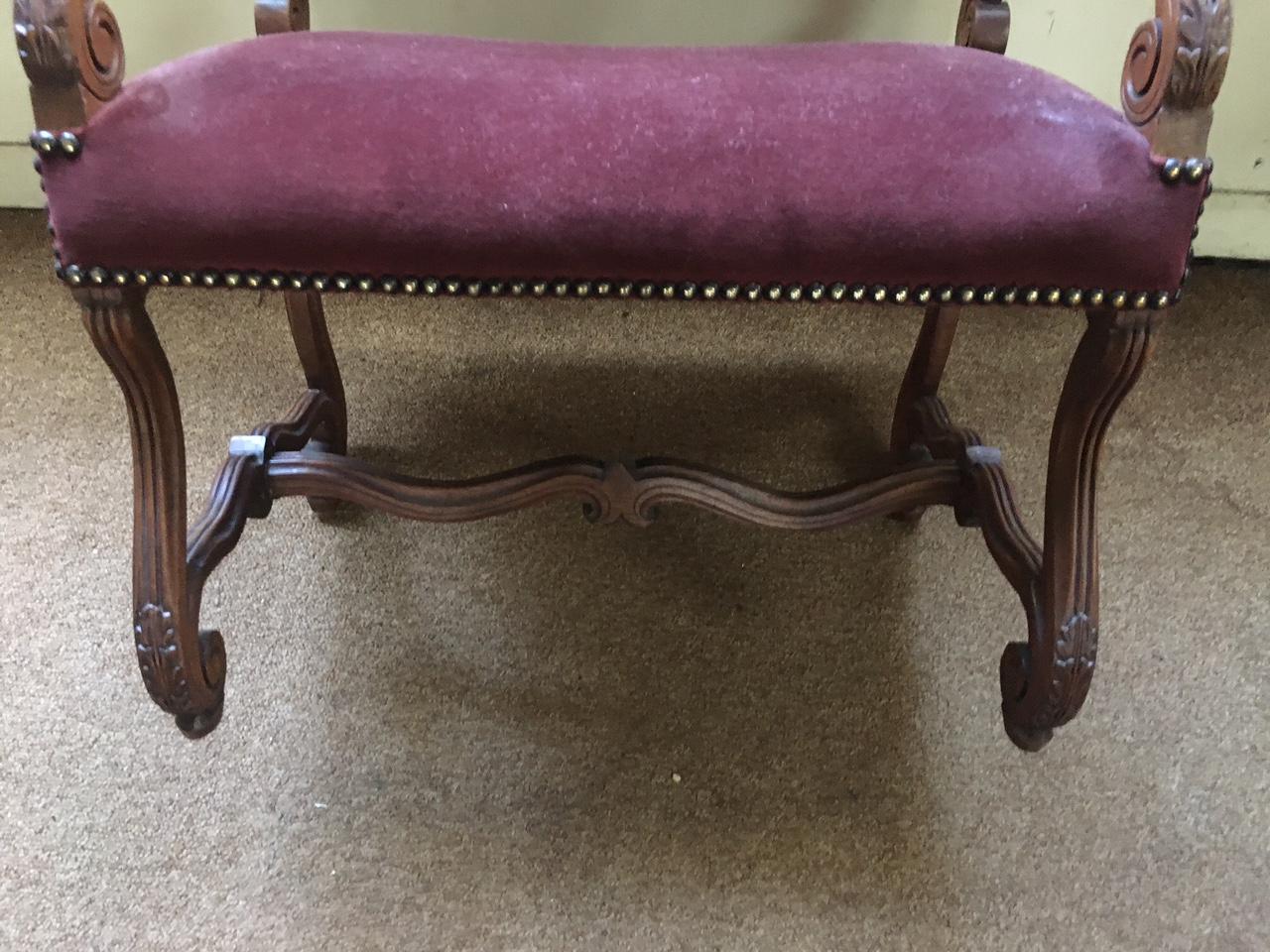 Ancienne banquette courte en noyer avec accoudoirs serpentins et brancards Bon état - En vente à Savannah, GA