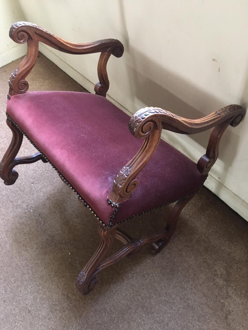 Laiton Ancienne banquette courte en noyer avec accoudoirs serpentins et brancards en vente