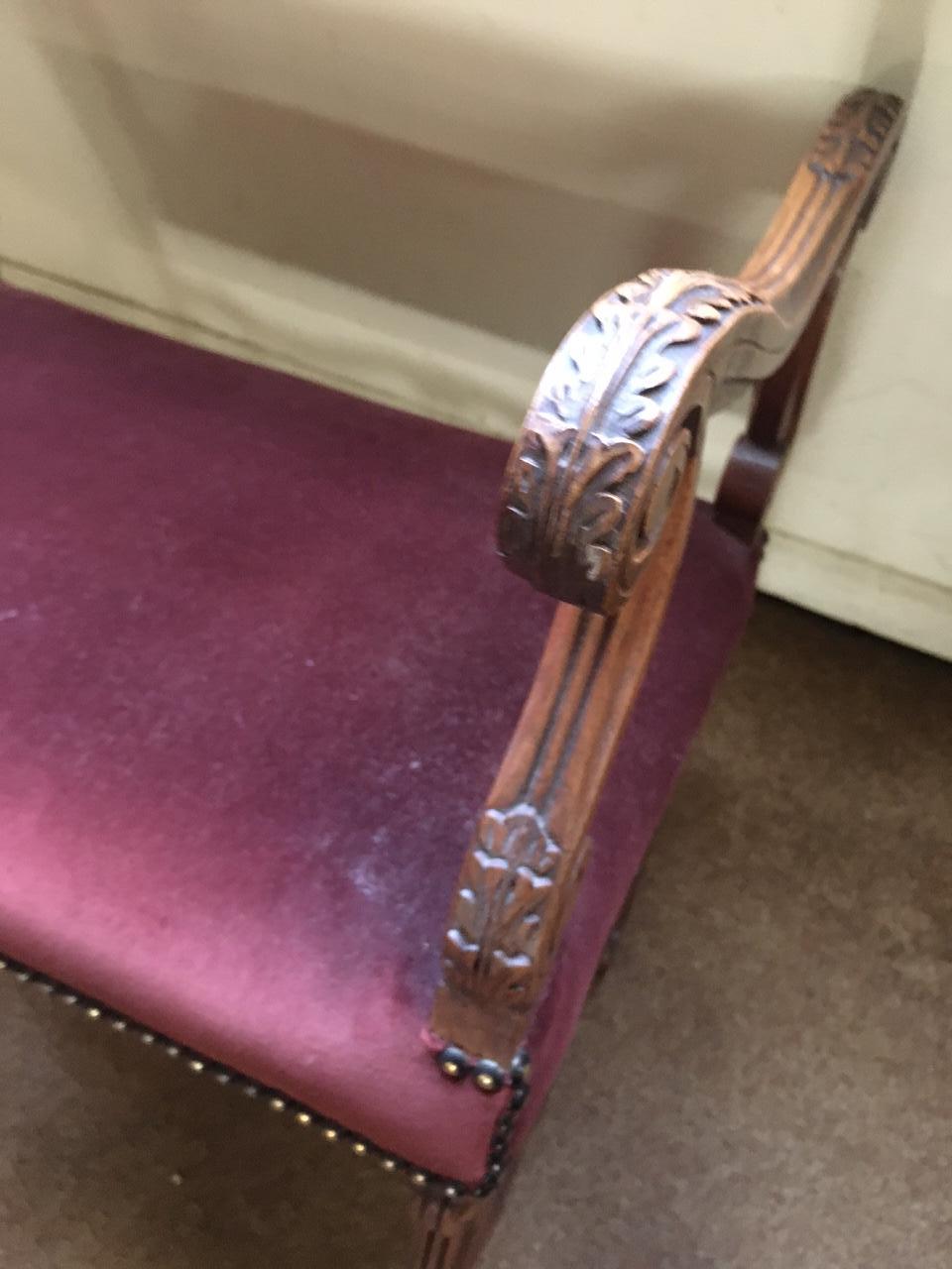 Ancienne banquette courte en noyer avec accoudoirs serpentins et brancards en vente 1