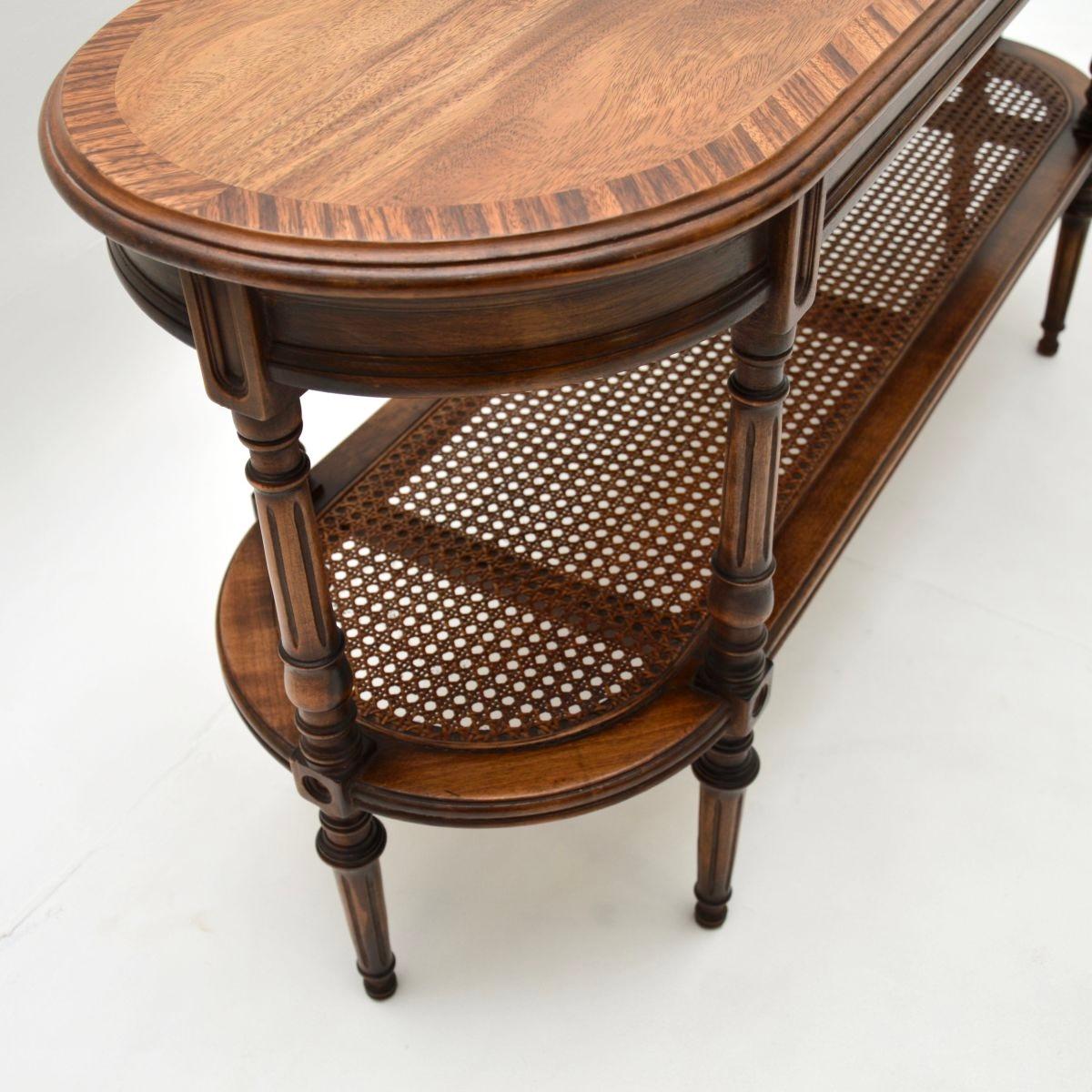 Table d'appoint / table basse ancienne en noyer français en vente 3