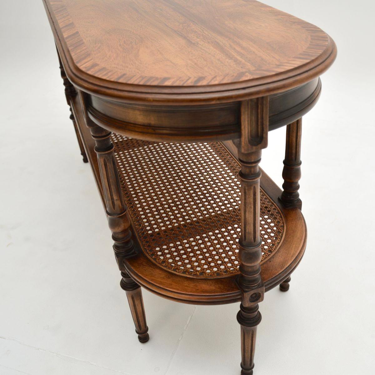 Table d'appoint / table basse ancienne en noyer français en vente 4