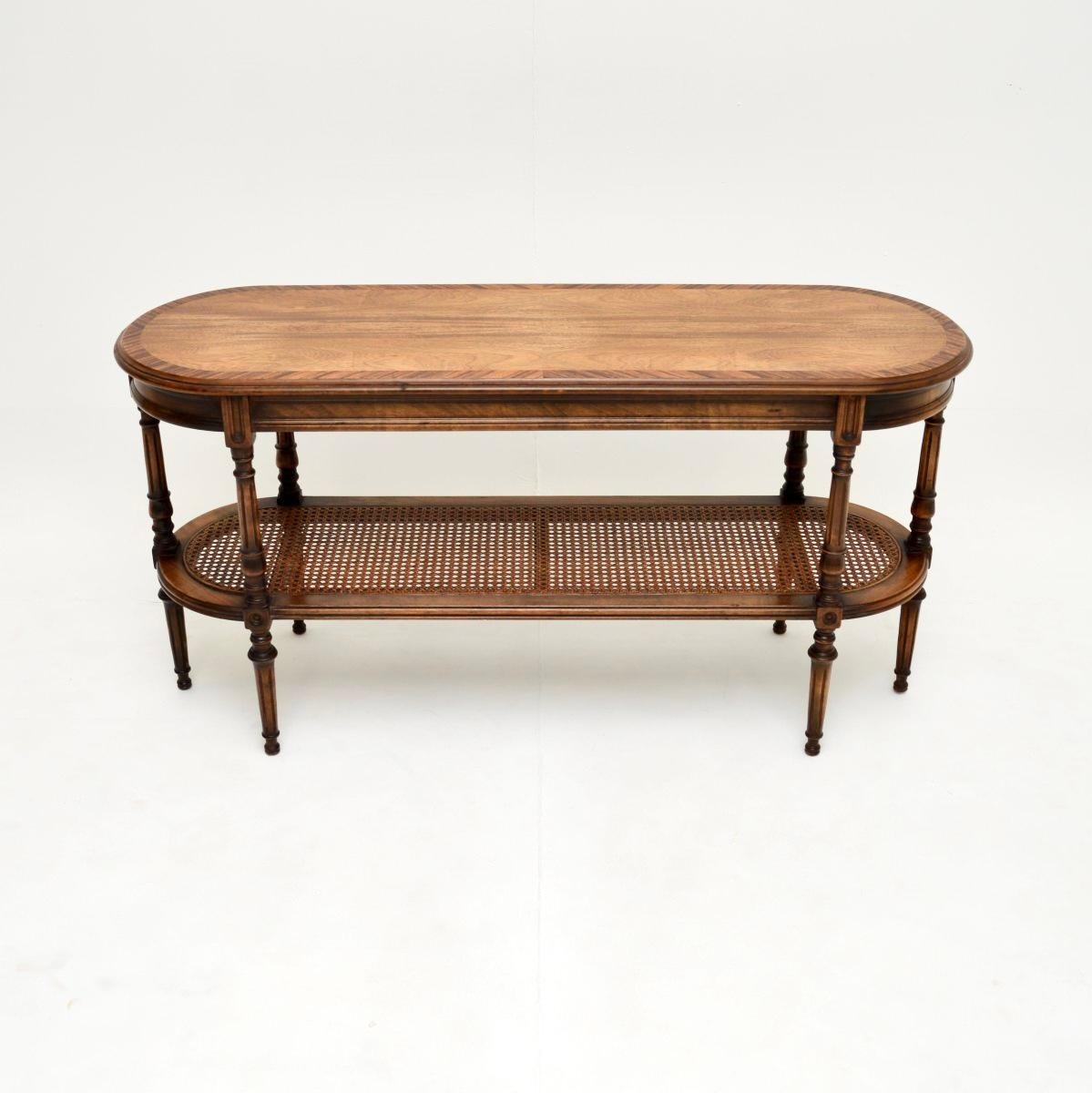 Une table d'appoint / table basse en noyer français ancienne, élégante et très bien faite, datant d'environ les années 1930.

La qualité est exceptionnelle, le design est beau et polyvalent. De forme longue et élancée, avec des finitions identiques