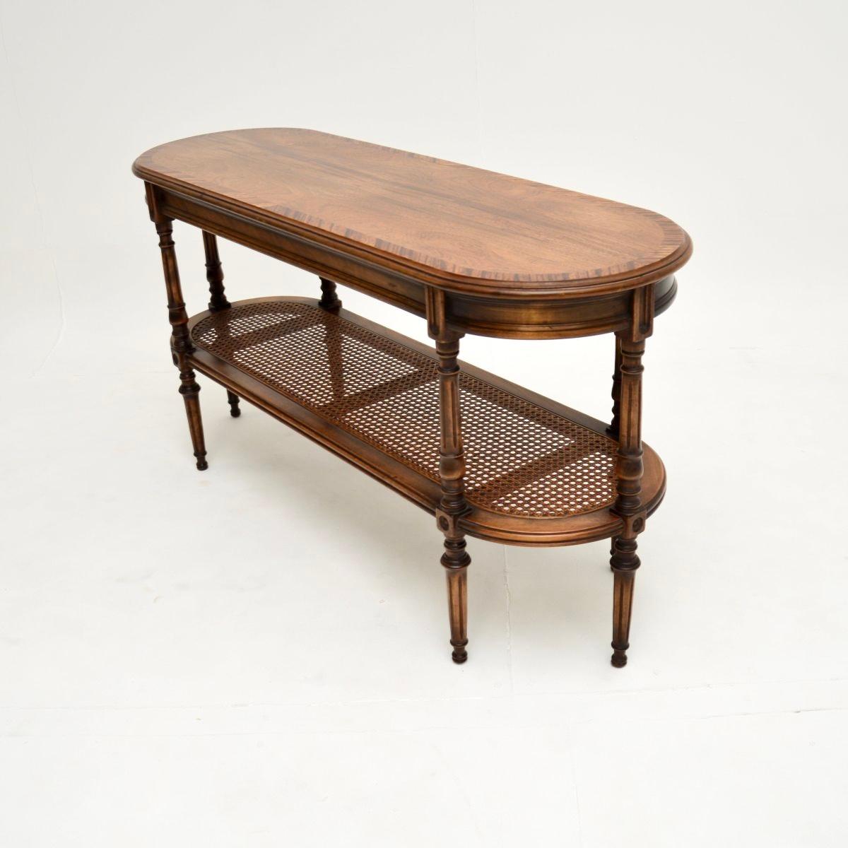 Louis XVI Table d'appoint / table basse ancienne en noyer français en vente