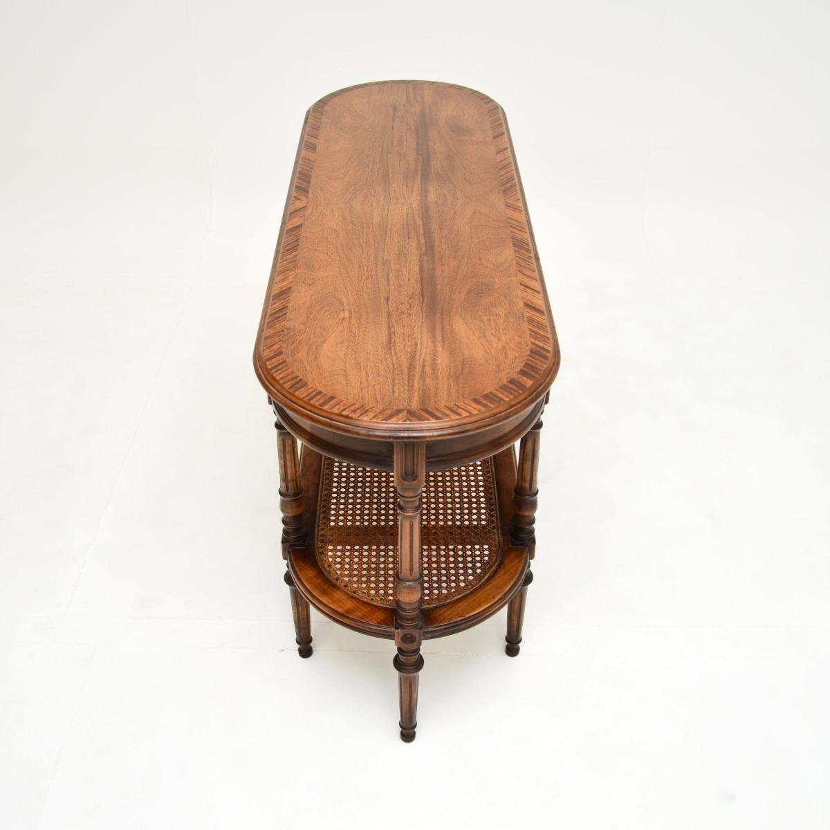 Français Table d'appoint / table basse ancienne en noyer français en vente